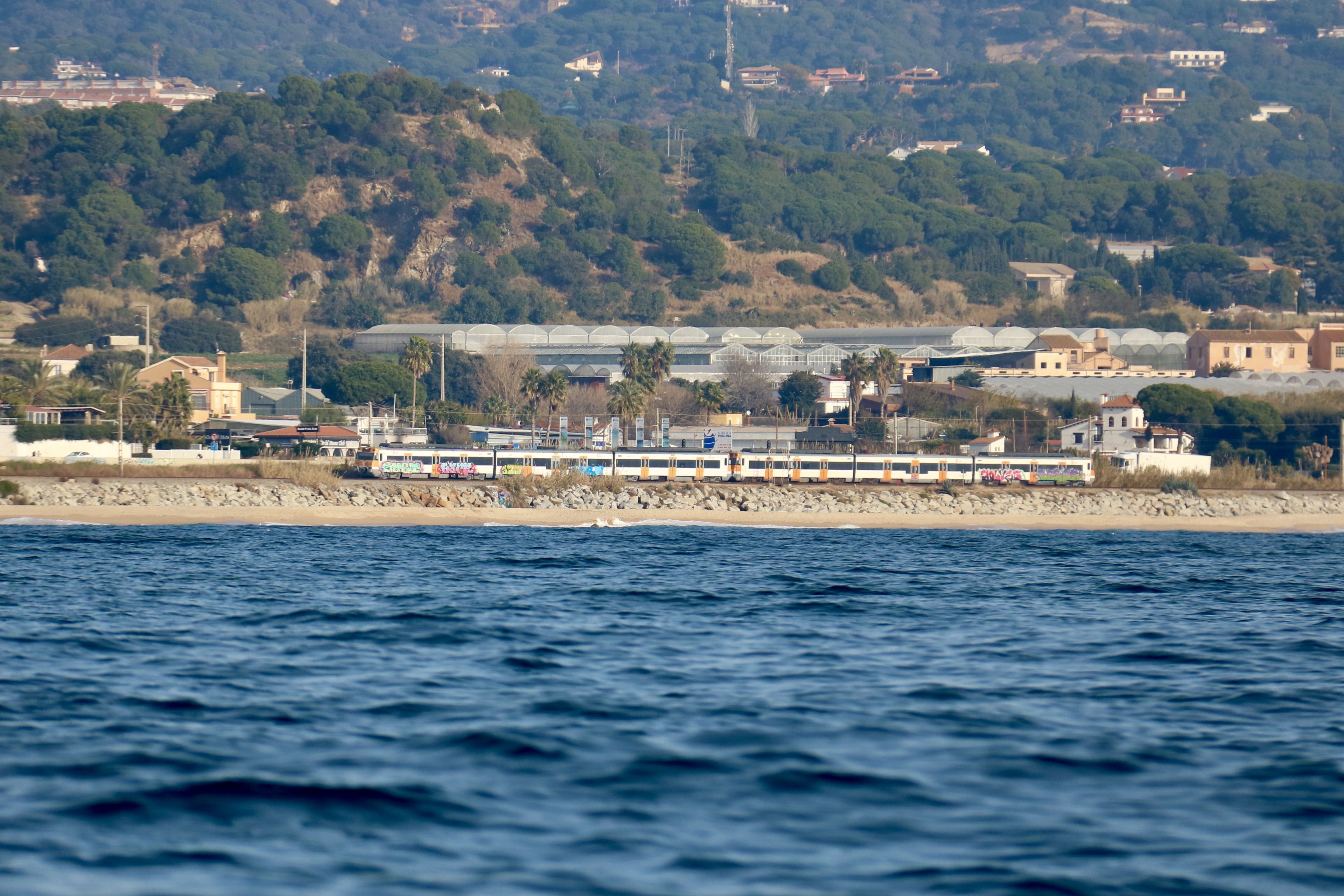 Un tren per la costa del Maresme, que està perdent les seves platges