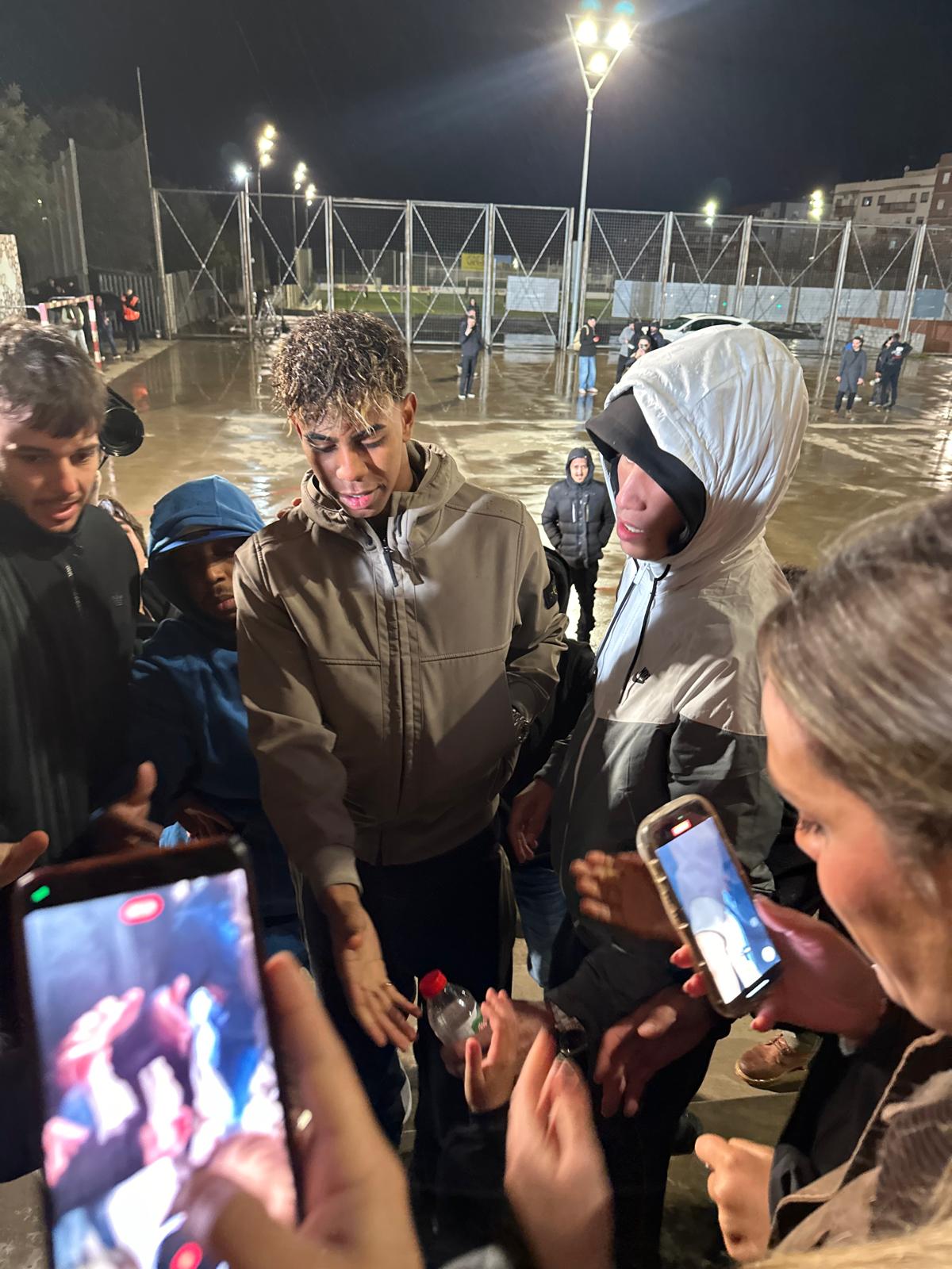 Lamine Yamal, en la seva estada a Mataró per a la gravació d'un vídeo de la Kings League a Rocafonda. Foto: Cedida