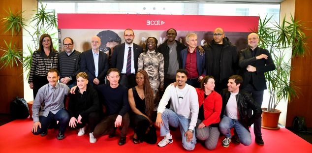 Foto de família de la presentació del documental 'Revolució 304'