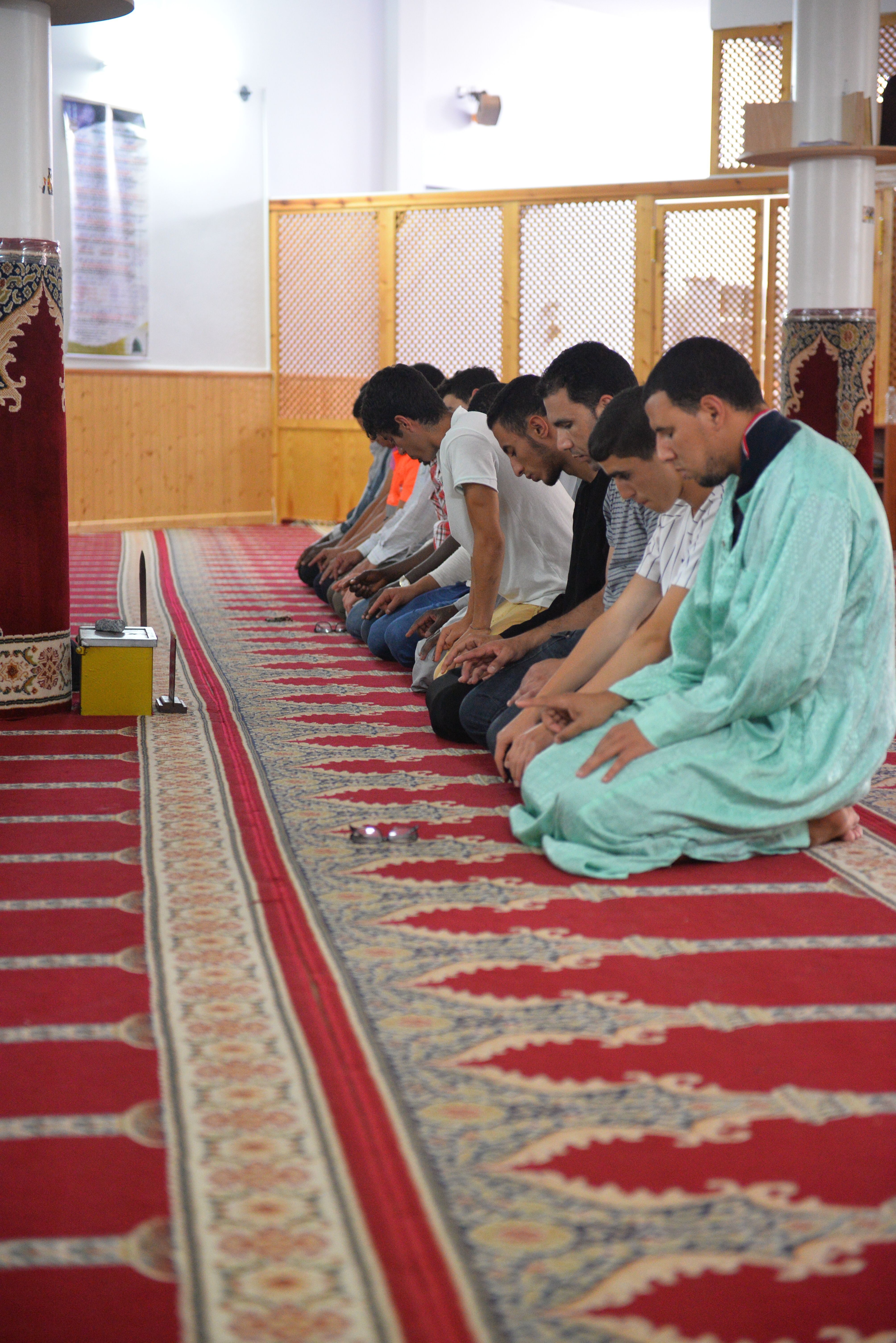 Fidels, pregant a la mesquita de Rocafonda. Foto: R. G. 