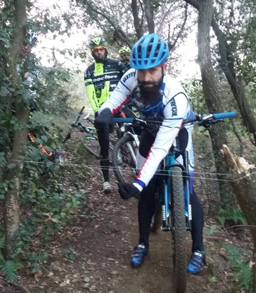 Los ciclistas, ante la trampa que encontraron. Foto: Francisco Parraga