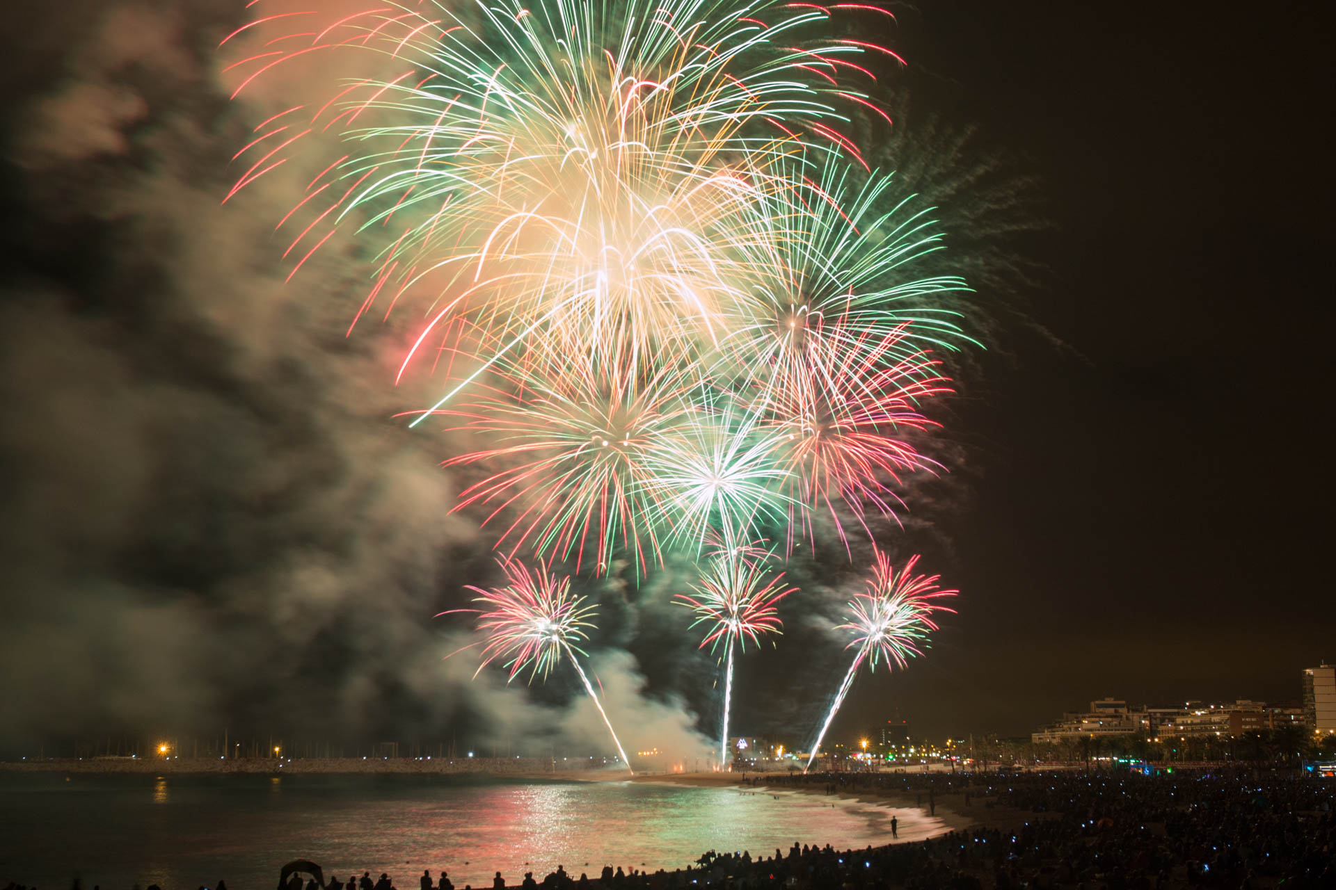 Els Focs de Santes tornen a baix a mar. Foto: D.Ferrer