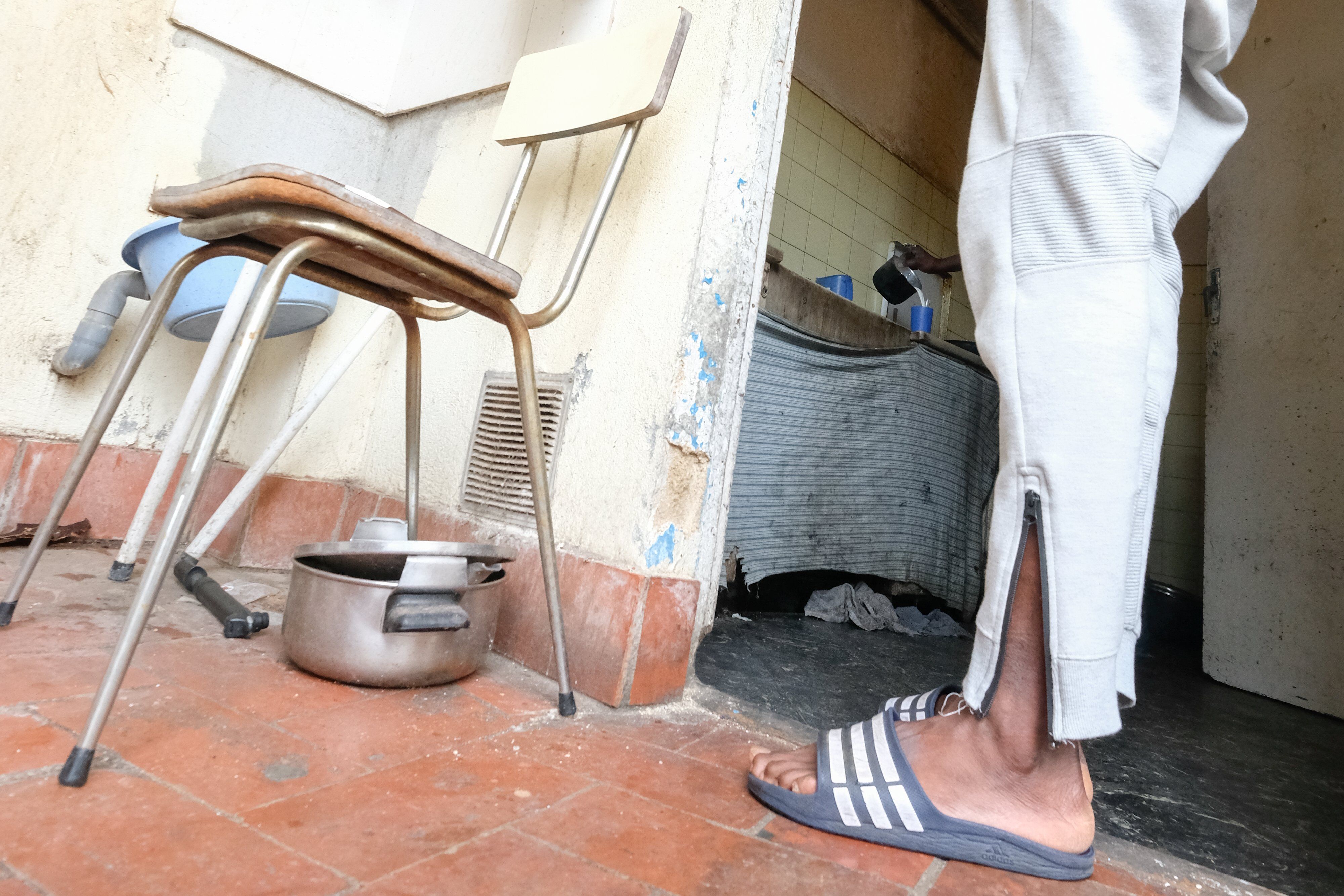 Pati i cuina en estat ruïnós d'un pis de la primera planta del bloc del carrer Floridablanca. Fotos: R. Gallofré