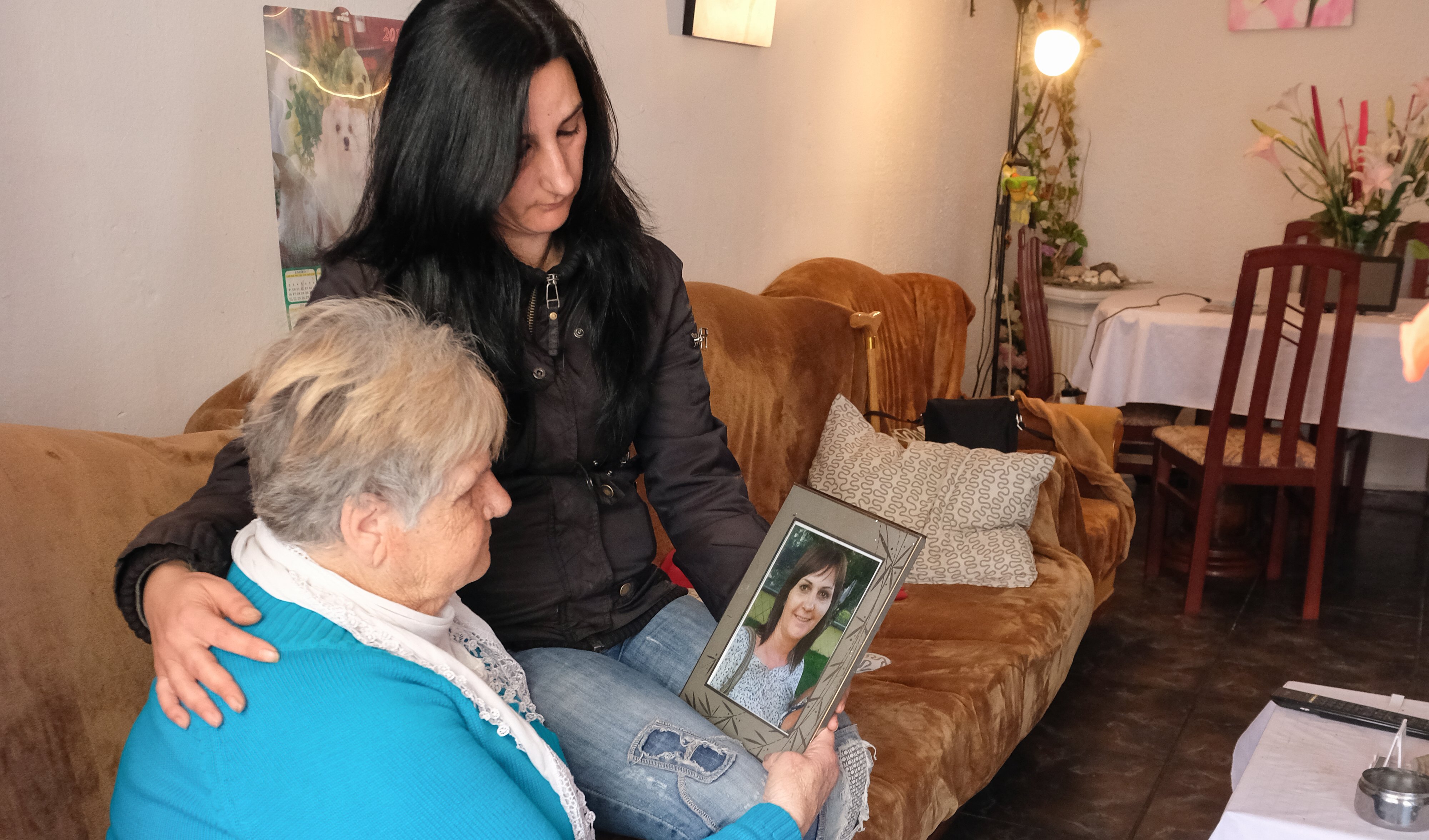 La germana i la mare de Piedad, amb un retrat de la desapareguda. Foto: R. Gallofré