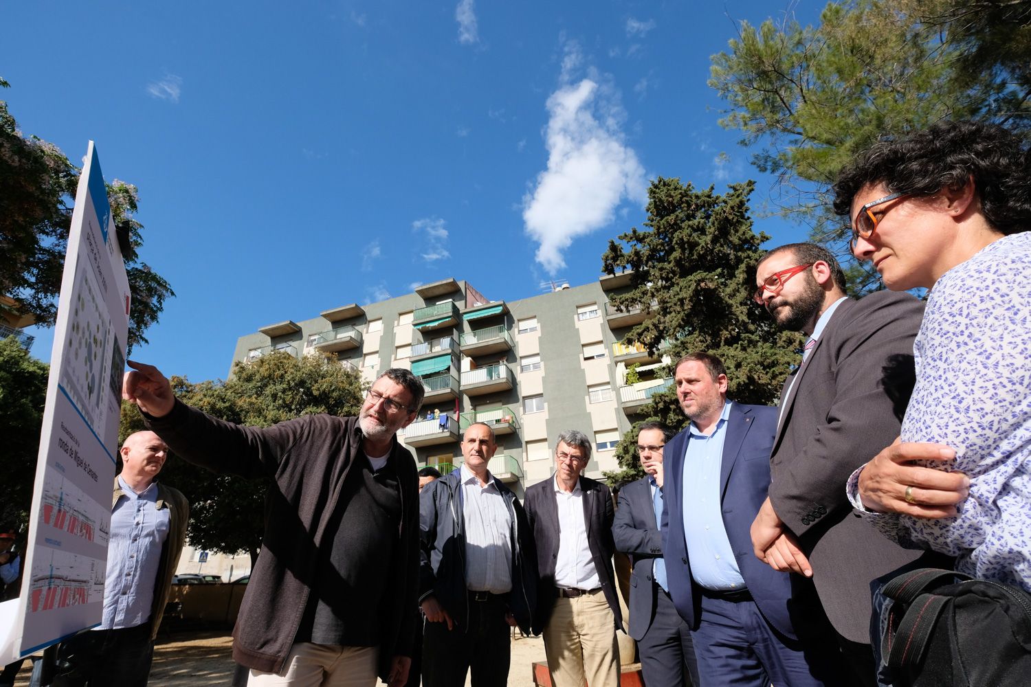 Oriol Junqueras, amb l'alcalde a la plaça Joan XXIII, que es remodelarà. Foto: R. Gallofré