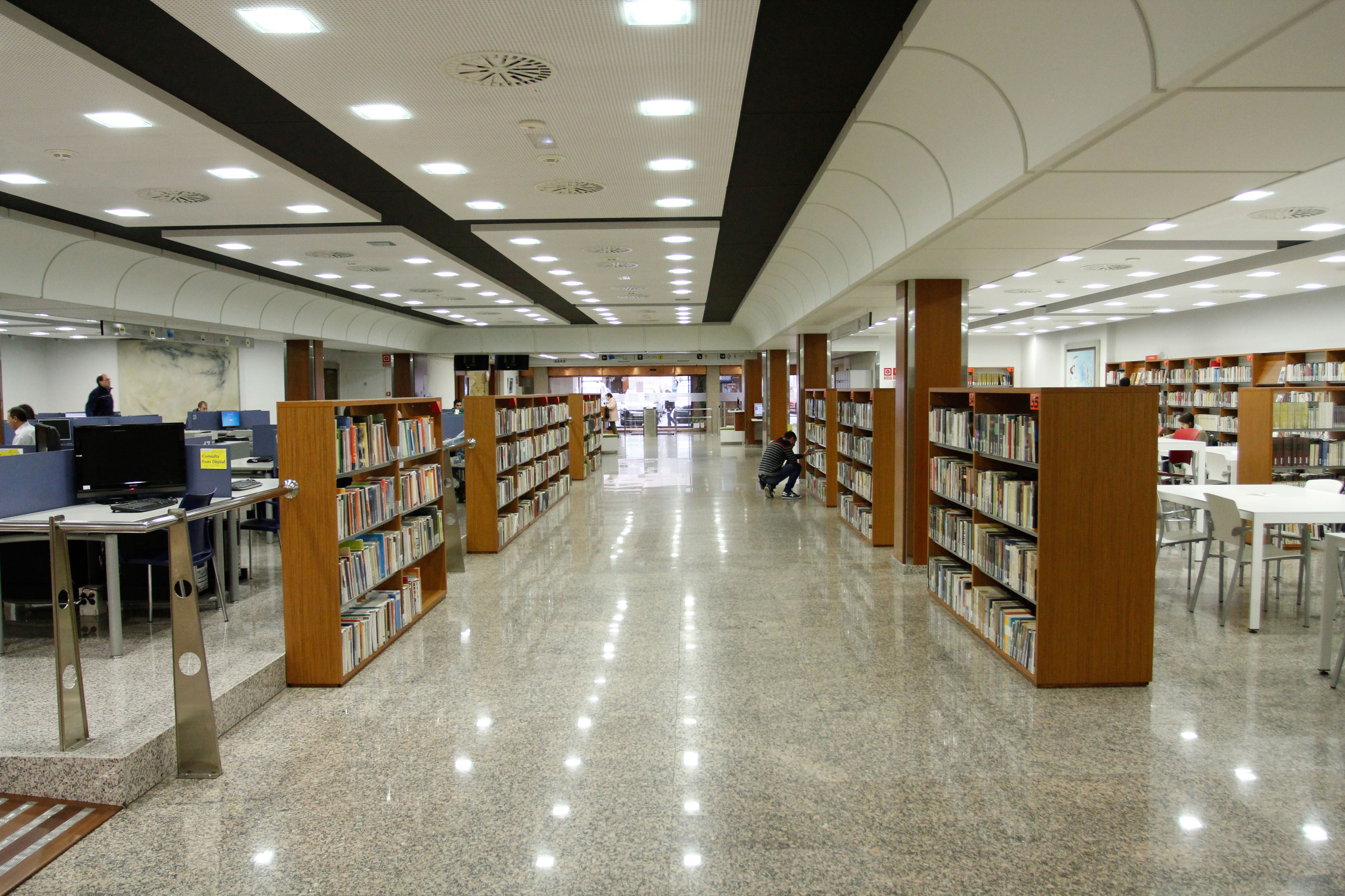 Interior de la biblioteca popular votació