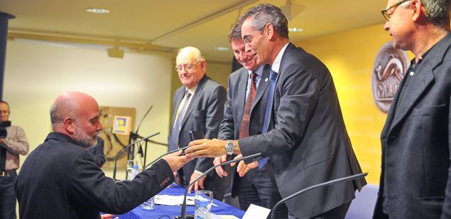 Giménez, recogiendo el premio