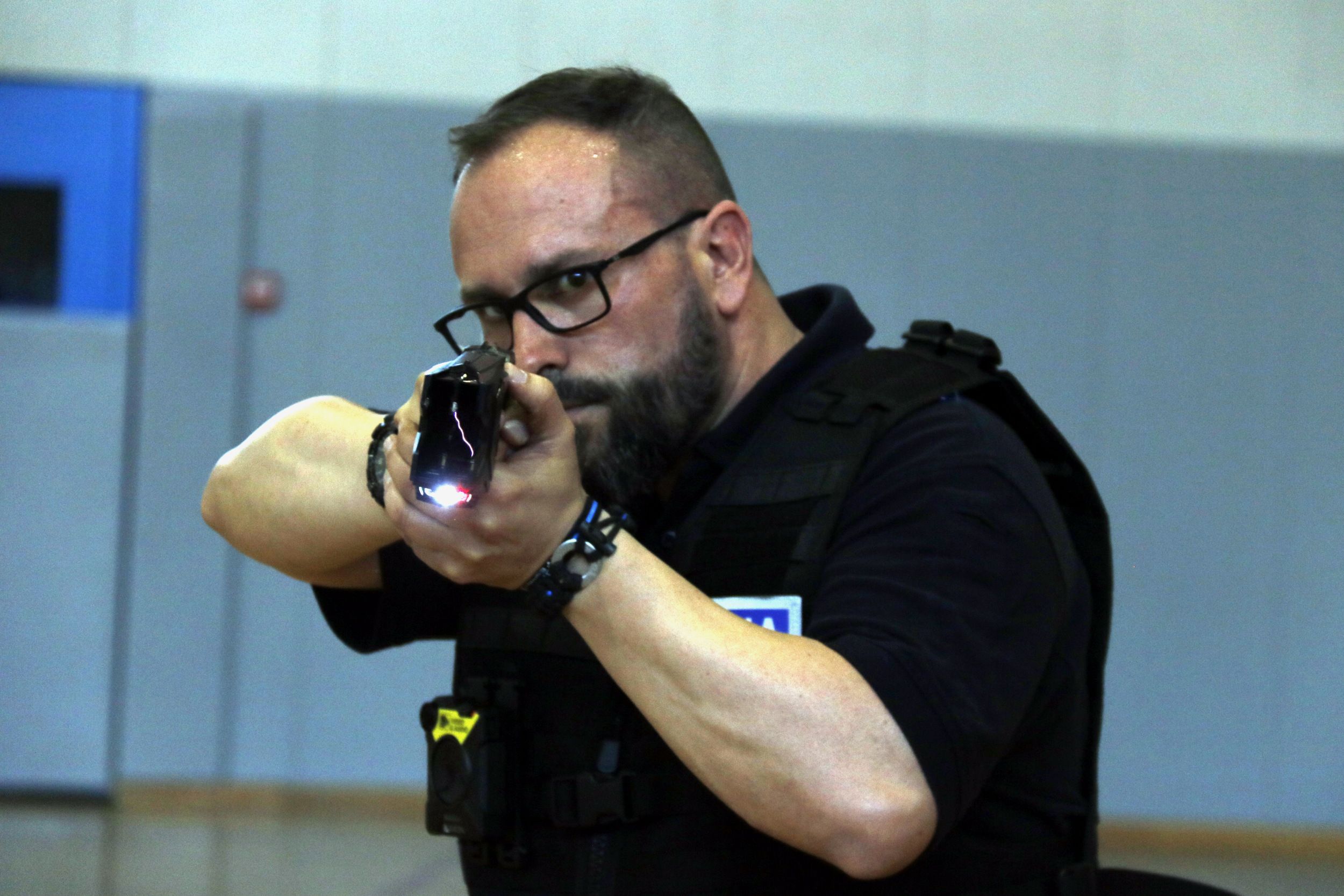 Un policia local amb una pistola Taser. ACN