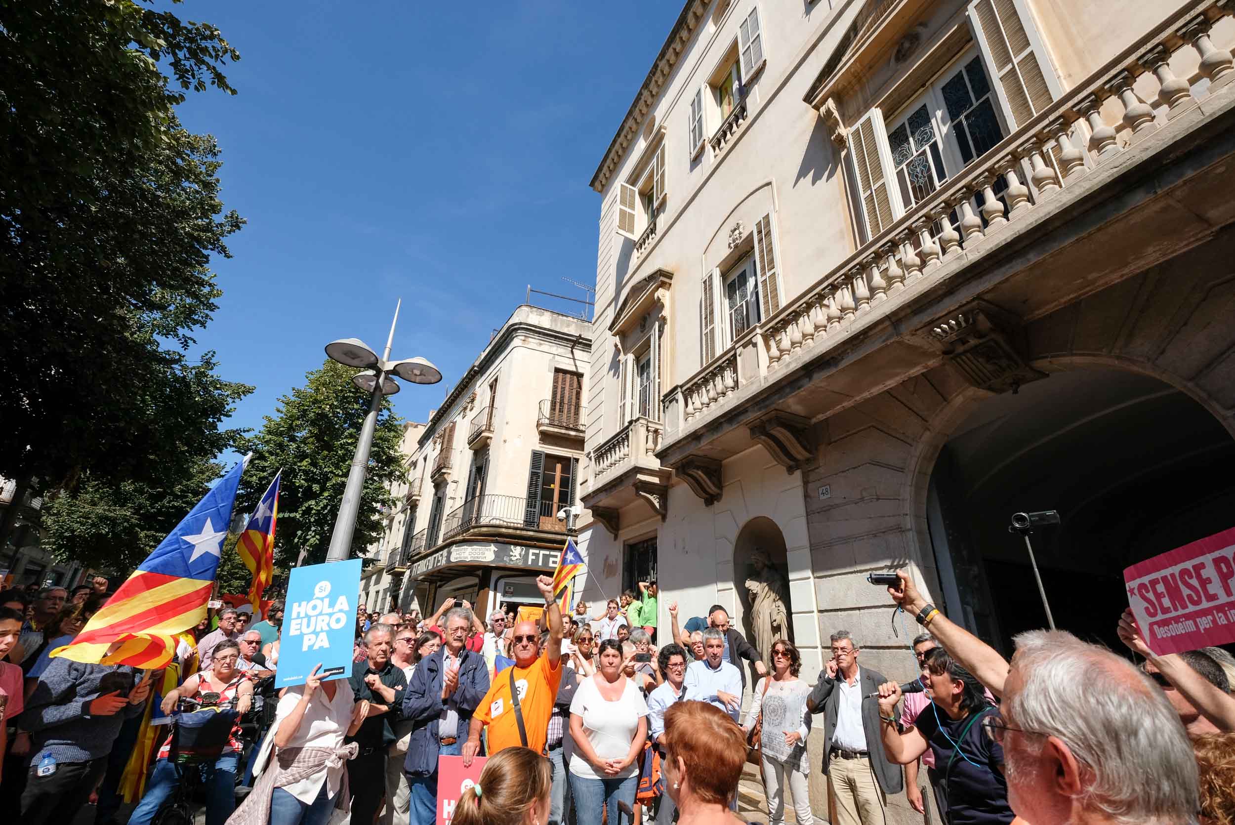 Manifestació sobiranista davant de l'ajuntament. Foto: R.Gallofré