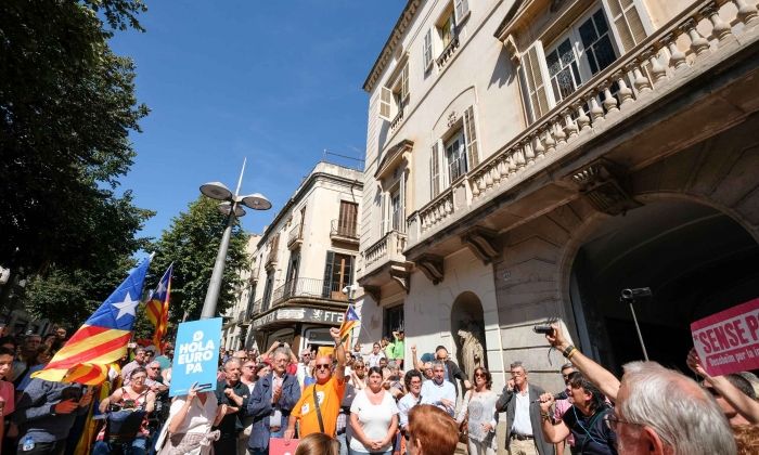 Imatge de la manifestació davant de l'ajuntament. Foto: R.Gallofré