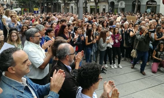 Un instant de la concentració, sense l'alcalde. Foto: V. B.