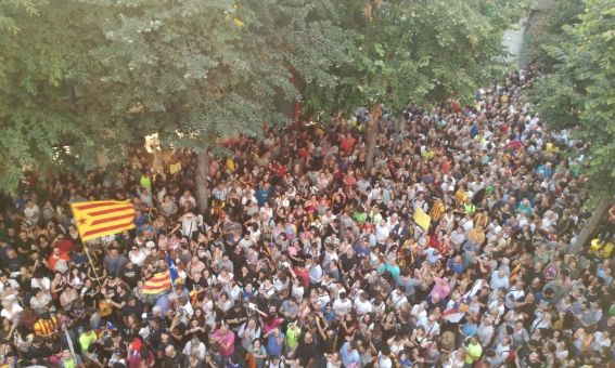 Una gran munió de gent concentrada a La Riera. Foto: V. B.