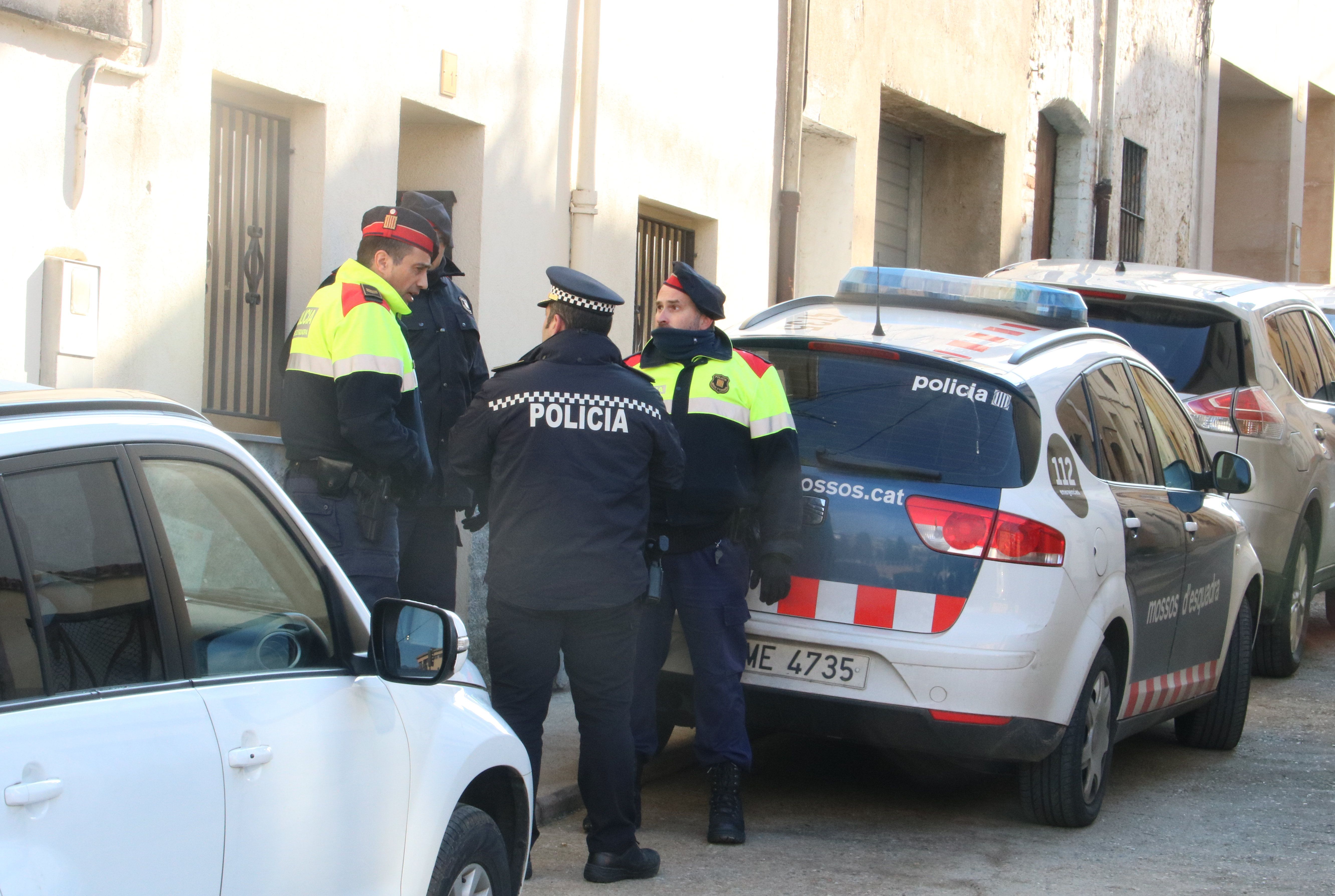 Varios efectivos policiales a la entrada del domicilio del tío del detenido por el doble crimen de Susqueda, Jordi Magentí, en Anglès. Foto: ACN