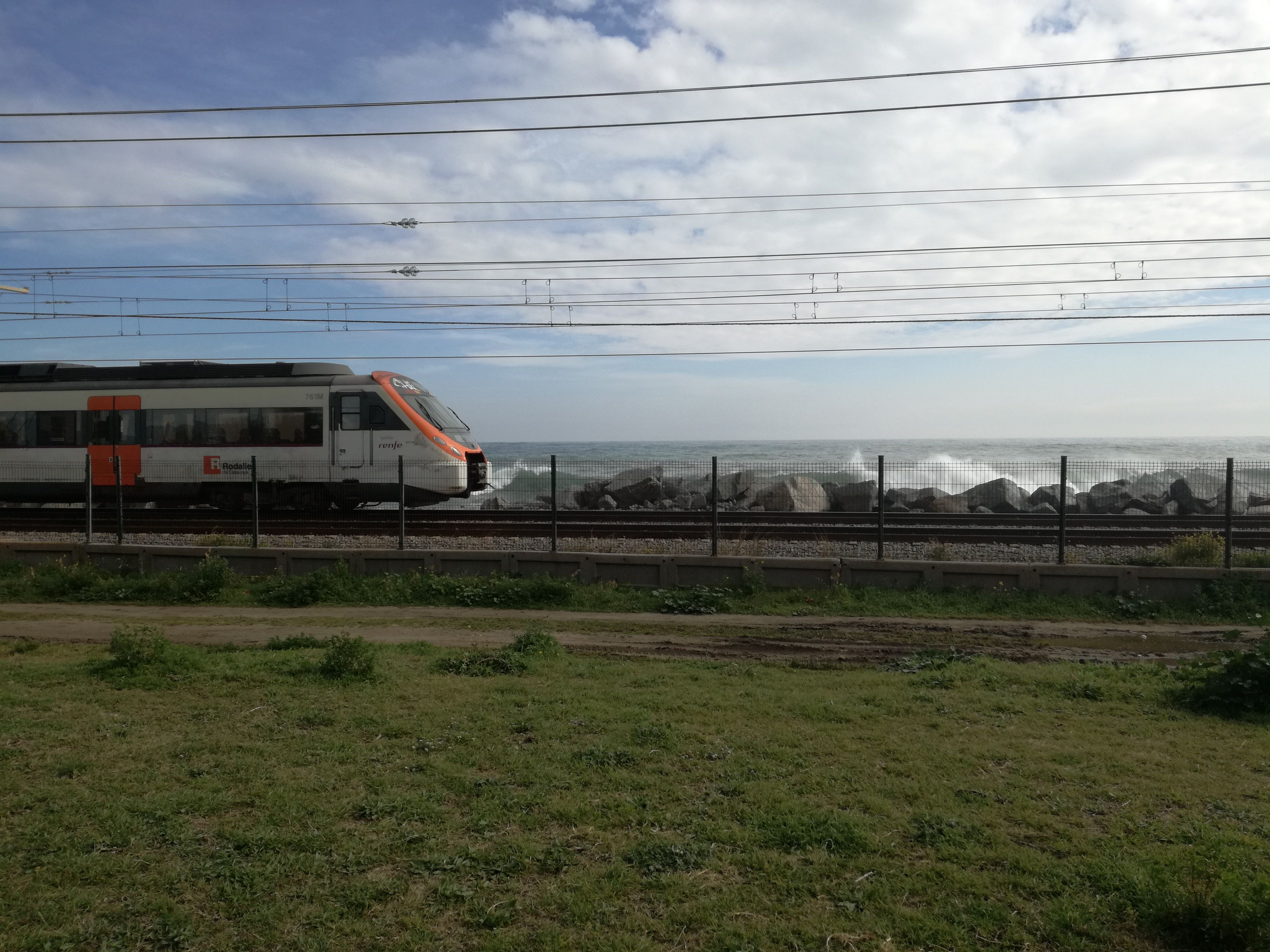 Un tren de la línia R1 de Rodalies al Maresme