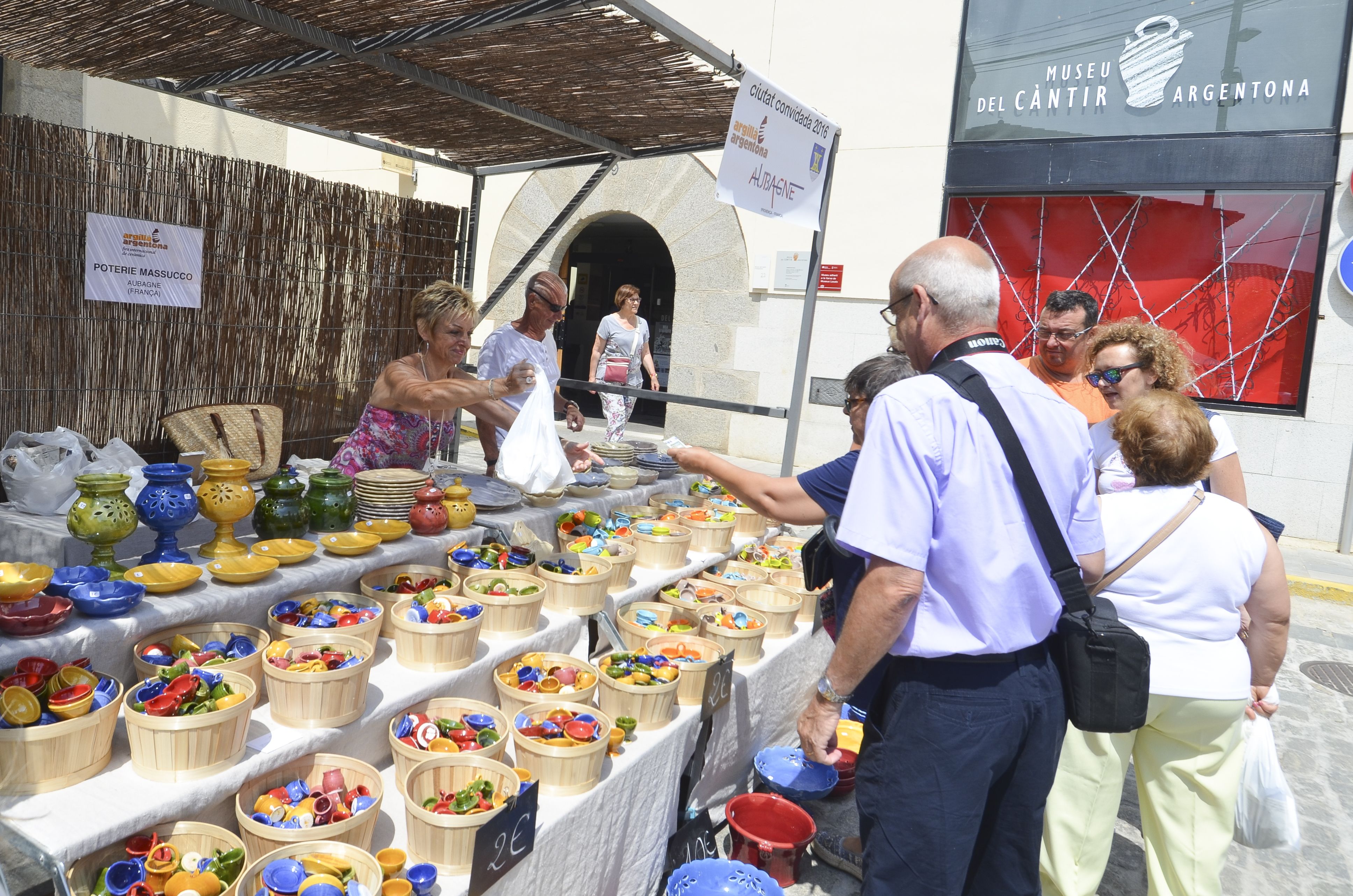 Una parada de l'Argillà, fira de ceràmica d'Argentona