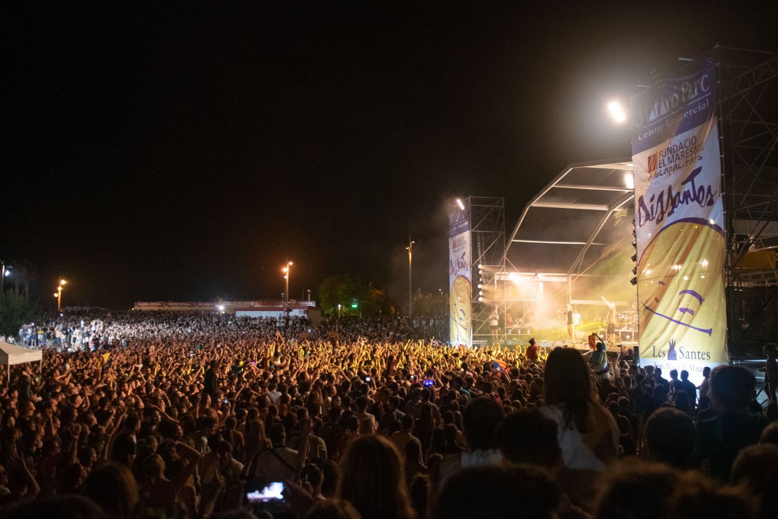 Milers de persones a la platja durant les DisSantes. Foto: R. Gallofré