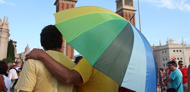 Una parella a la pride parade de Barcelona