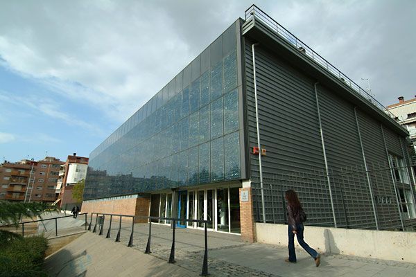 Façana de la biblioteca Pompeu Fabra.