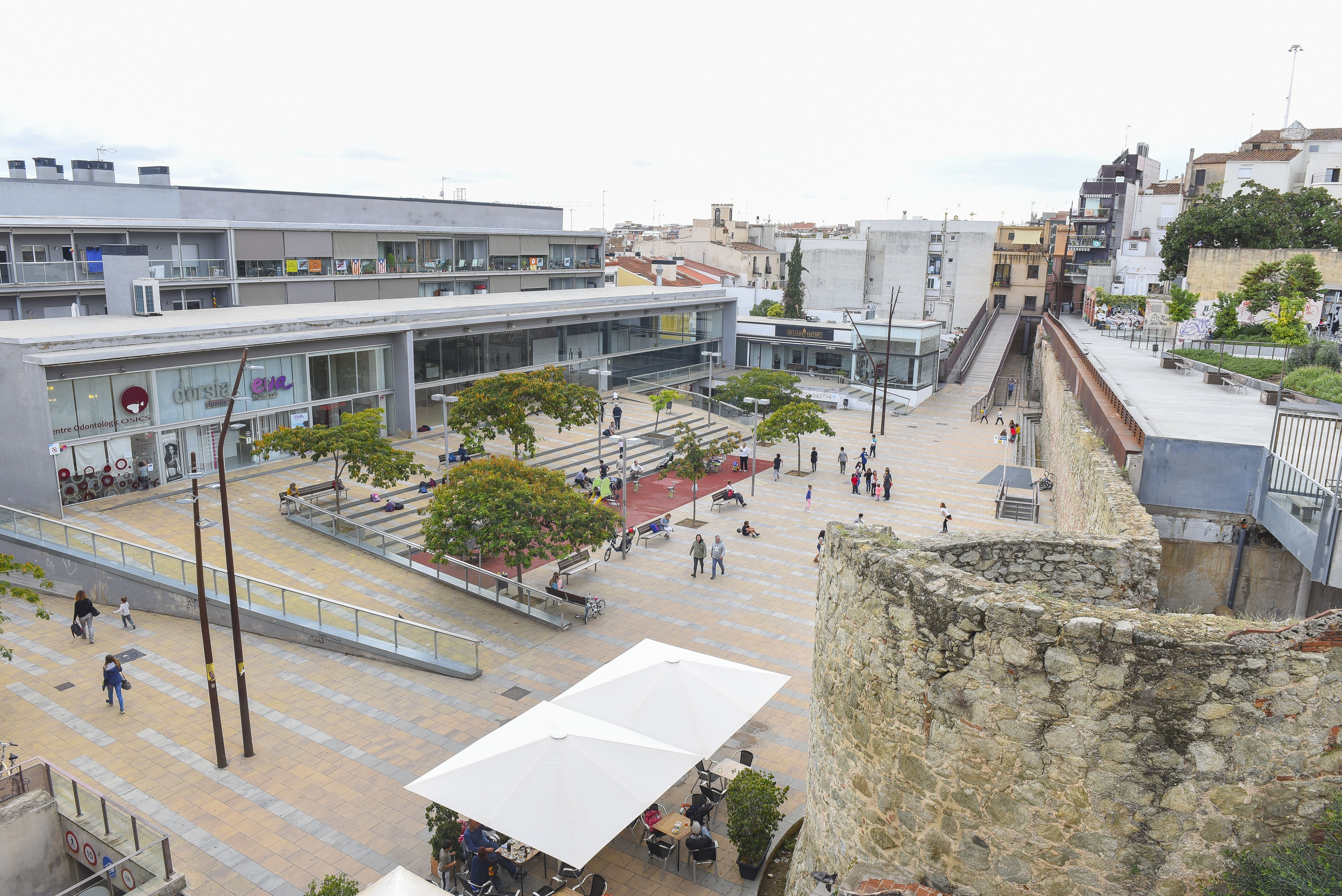 La plaça de la Muralla i el sector de Can Xammar. Fotos: R. Gallofré