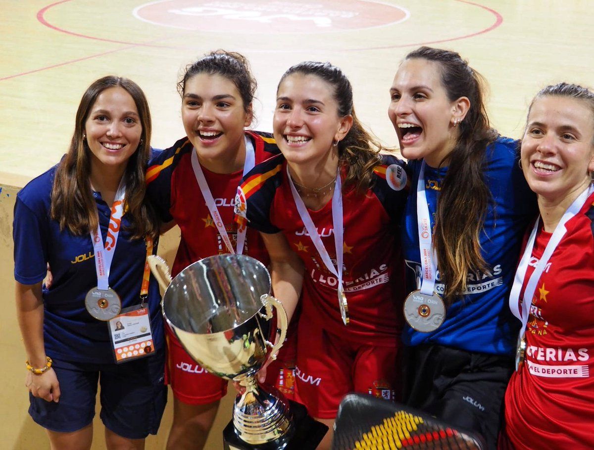 Aina Florenza amb companyes del Palau i la copa. Foto: @hcpalau