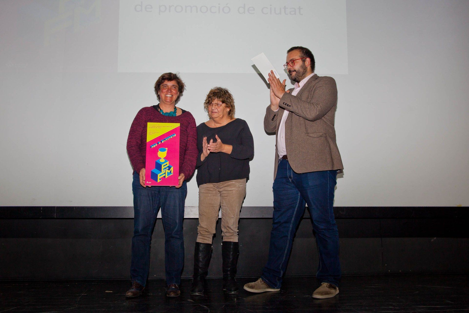 Entrega de uno de los galardones. Foto: Ayuntamiento