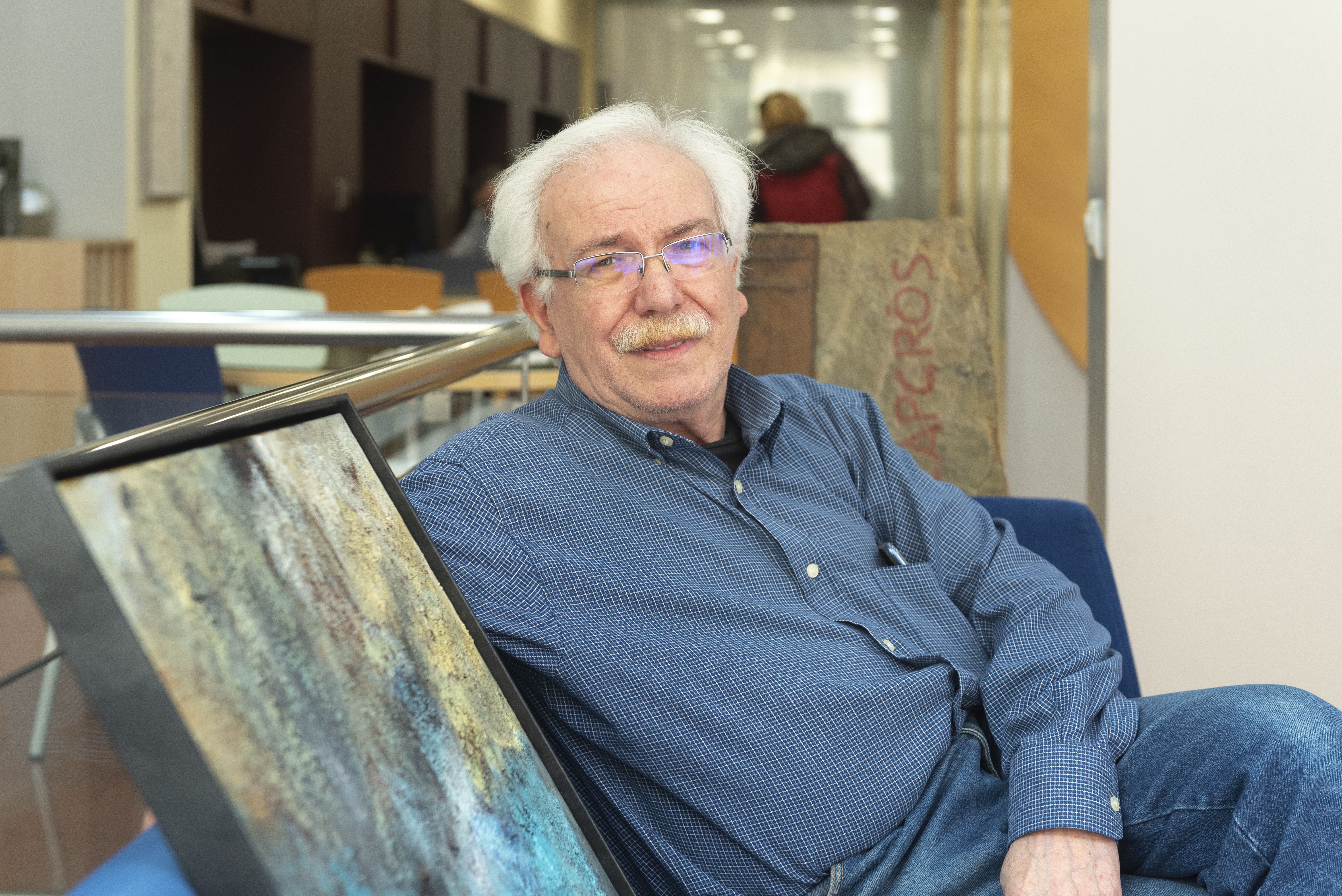 El pintor mataroní Albert Geronès, a l'Espai Capgròs. Foto: R. Gallofré