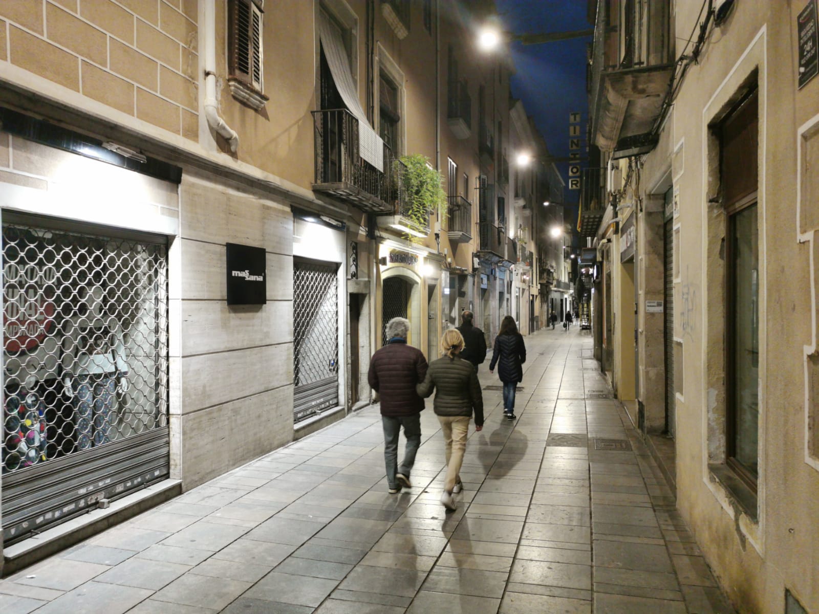 El carrer Barcelona, amb els comerços tancats per les restriccions vigents. Foto: R. Gallofré