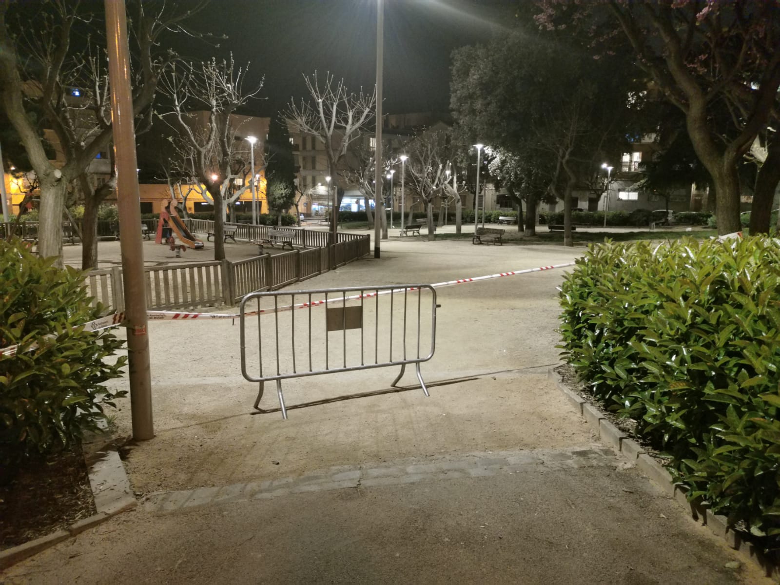 La plaça de les Tereses, precintada. Foto: R. G.