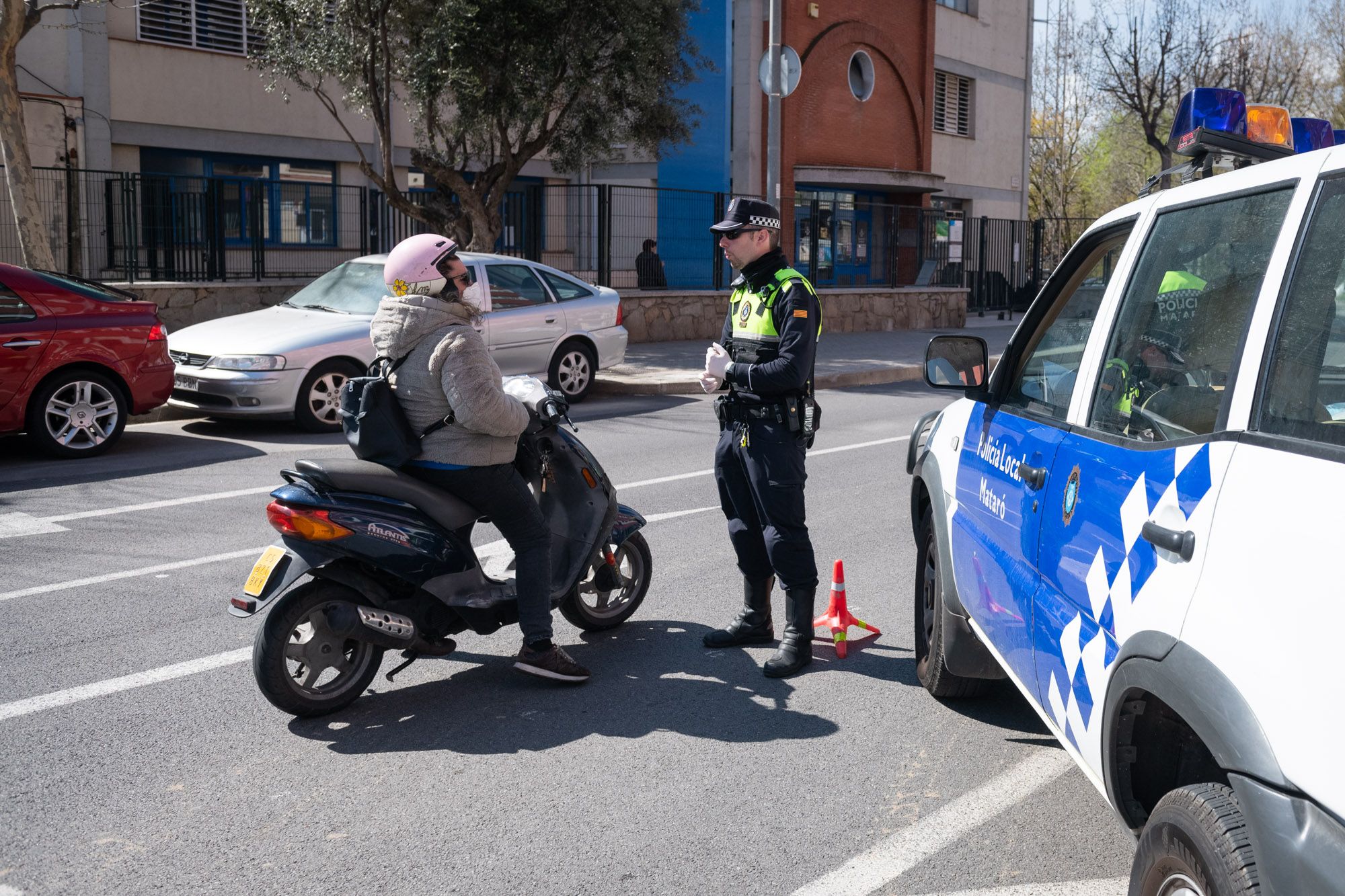 Control policial a l'avinguda Puig i Cadafalch, al barri de Cerdanyola, durant el confinament. Foto: R.Gallofré