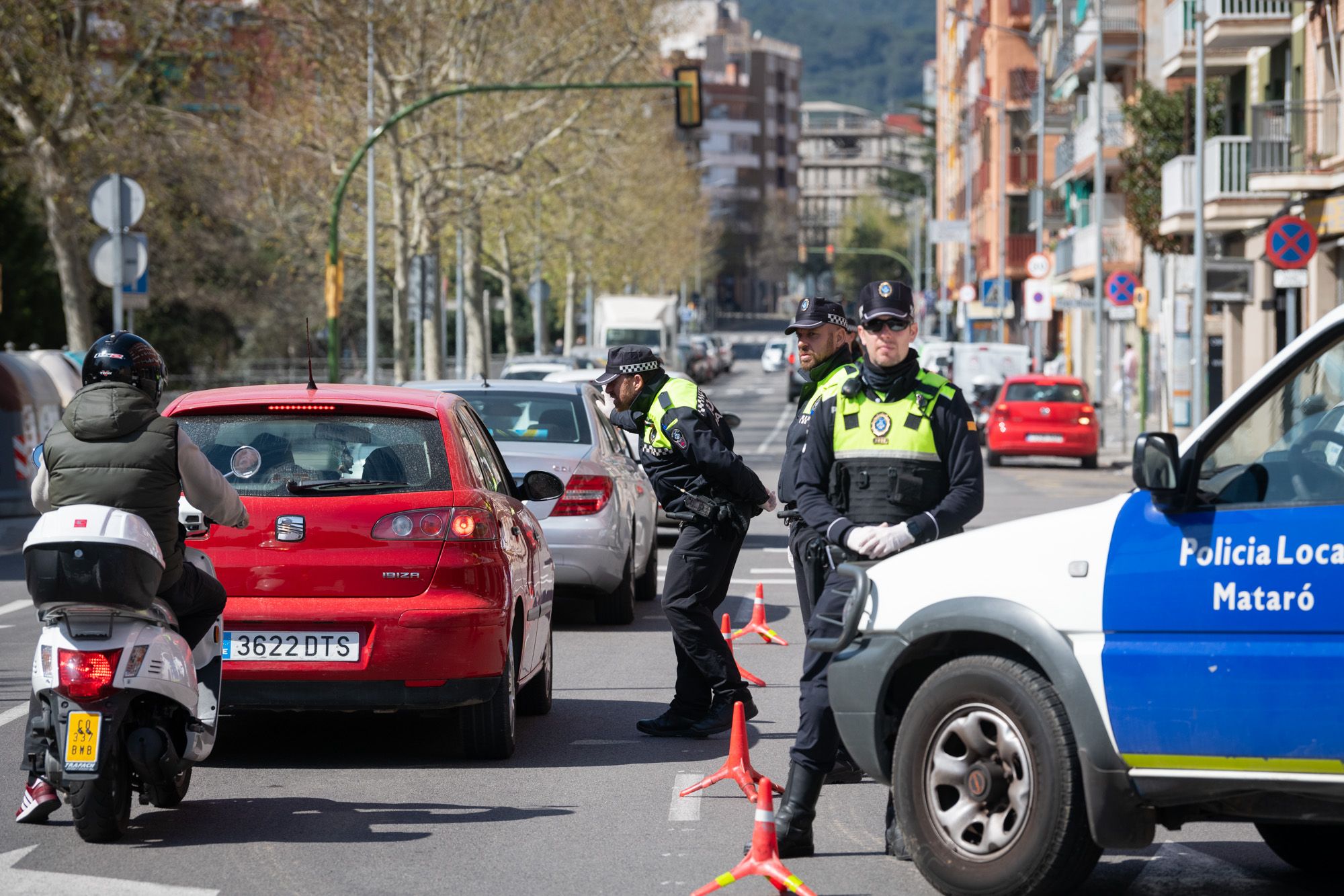 Control policial a l'avinguda Puig i Cadafalch per qui no compleixi el confinament a Mataró. Foto: R.Gallofré