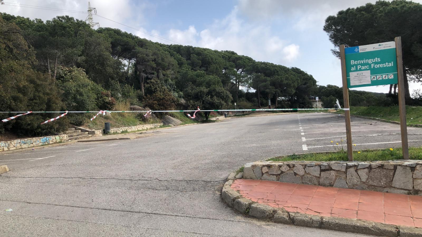 Han tenido que volver a precintar la entrada del Parque Forestal de Mataró por gente que se salta el confinamiento.