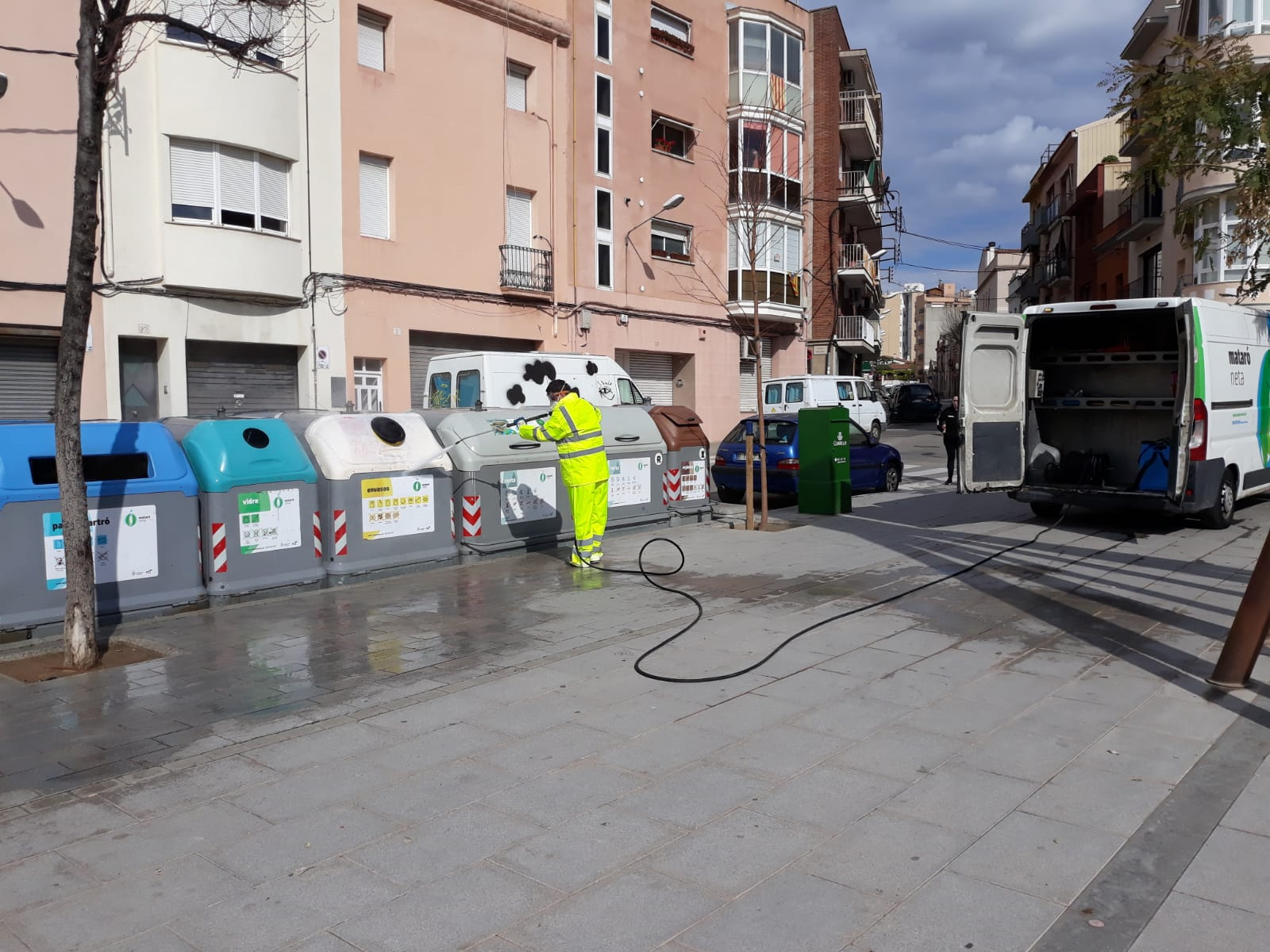 Un operari de neteja desinfectant zones sensibles de Mataró. Foto: Ajuntament