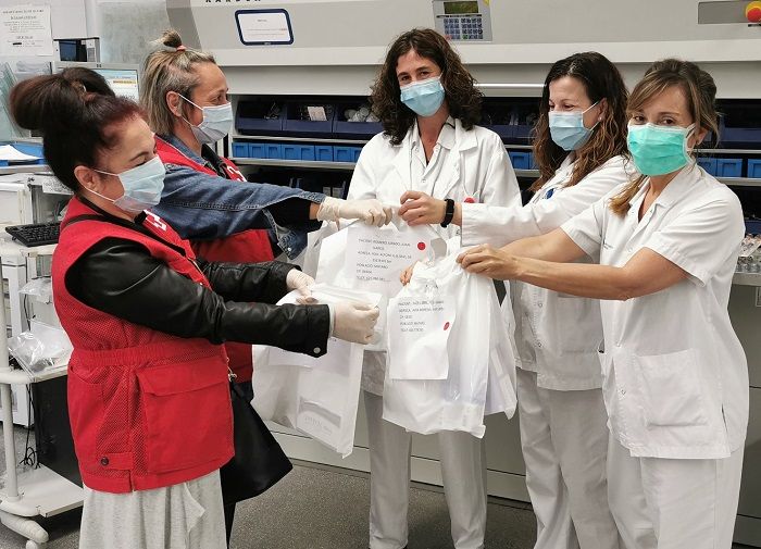 Voluntarios que traen medicamentos a pacientes en Mataró.