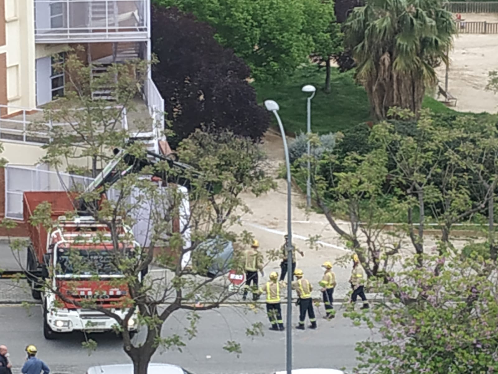 Els Bombers, durant les tasques de desinfecció de la residència Gatassa. Foto: Cedida