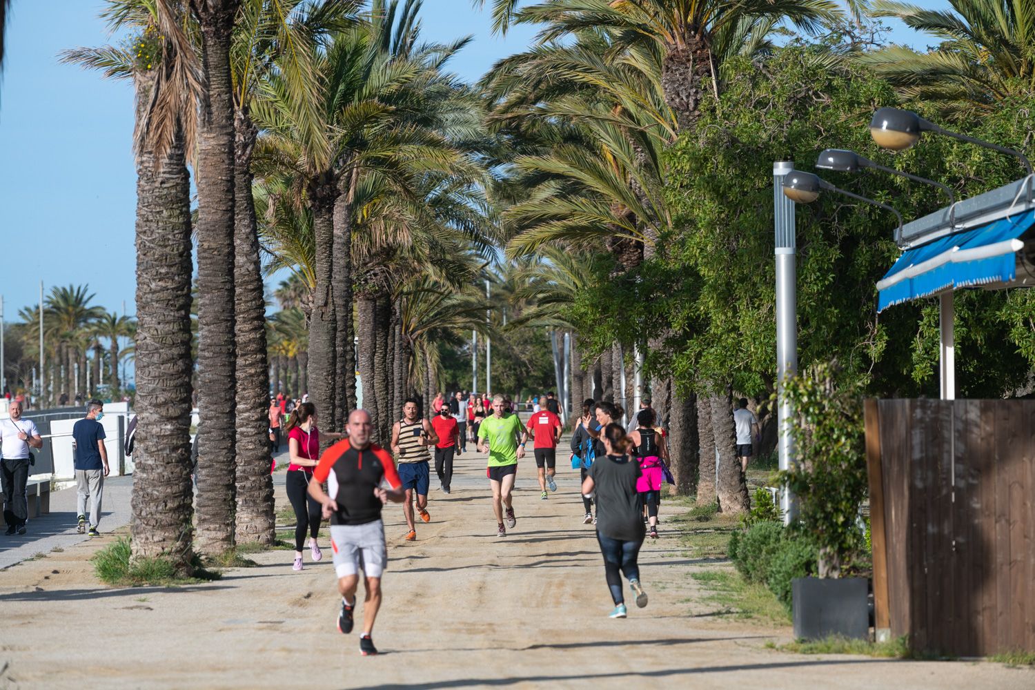 Vista del passeig marítim aquest dissabte, ple de corredors. Foto: R.Gallofré