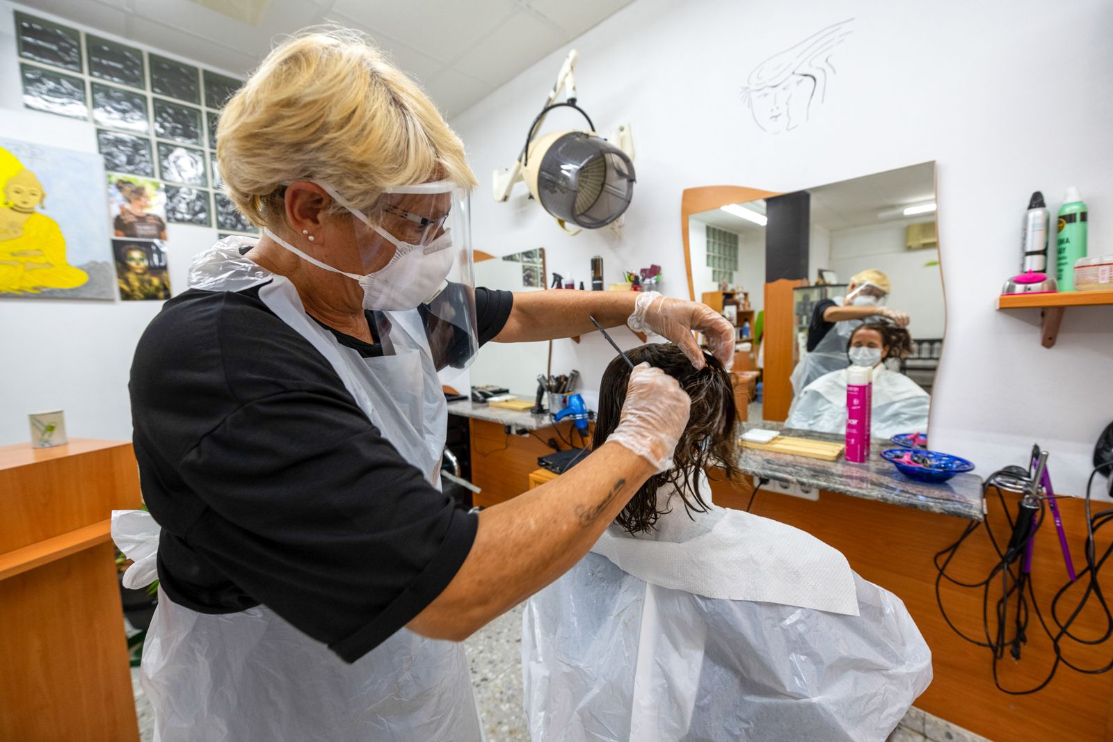 Perruqueria Praxedes, el primer dia de desconfinament. Foto: R.Gallofré