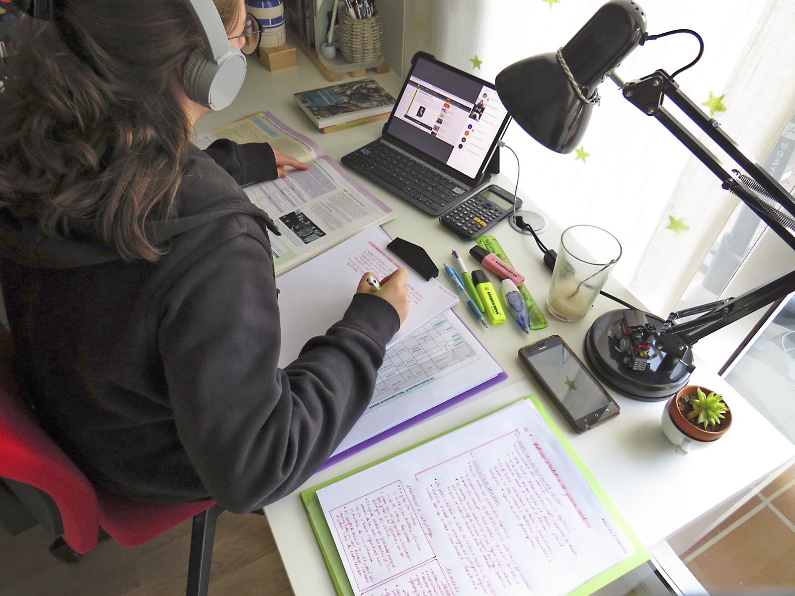 Marina Membrillo, estudiando de 2n de bachillerato en Mataró, siguiendo el curso desde casa. Fotos: cedidas