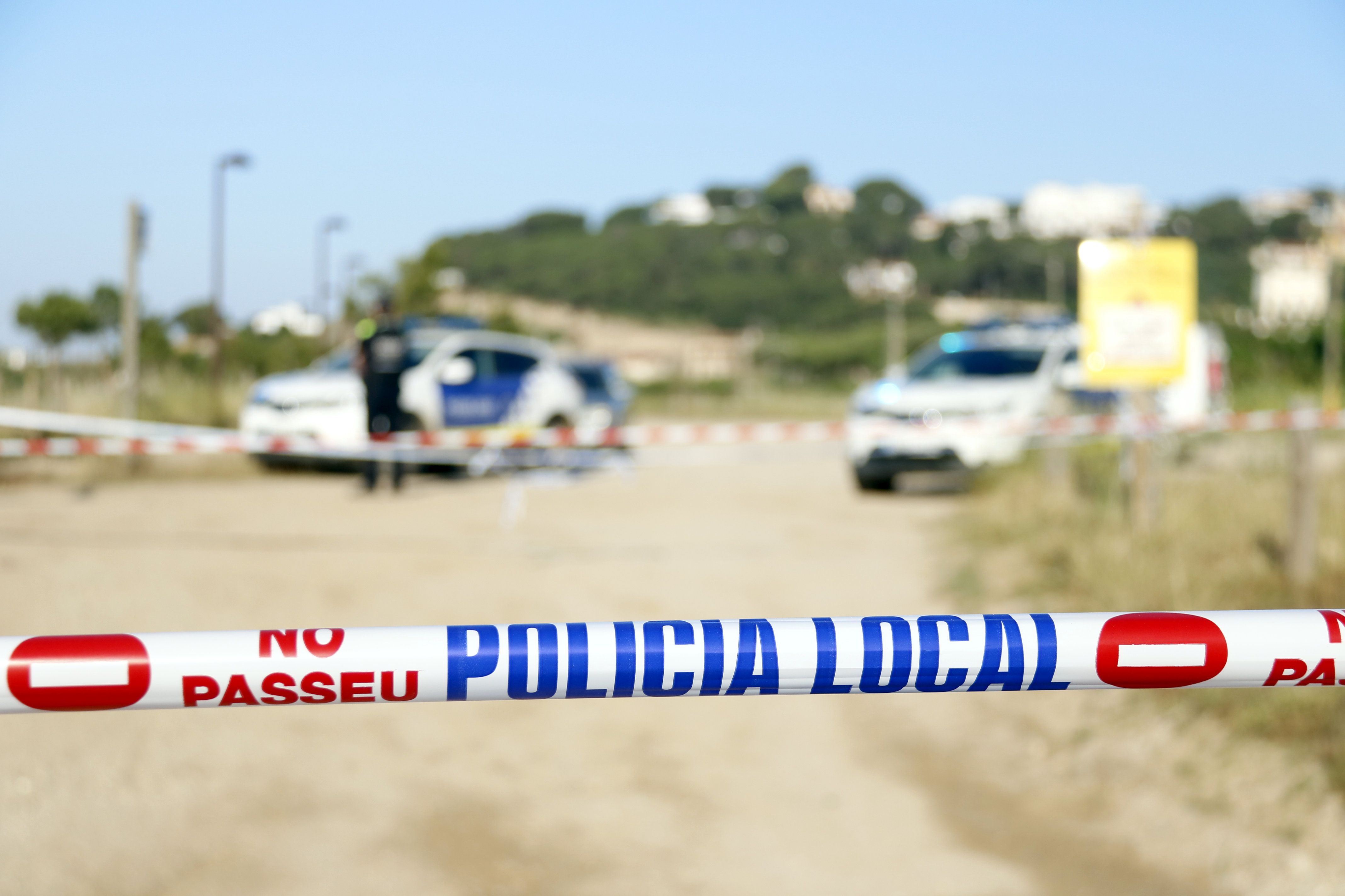 Precinte policial a la platja del Cavaió d'Arenys de Mar. Foto: ACN