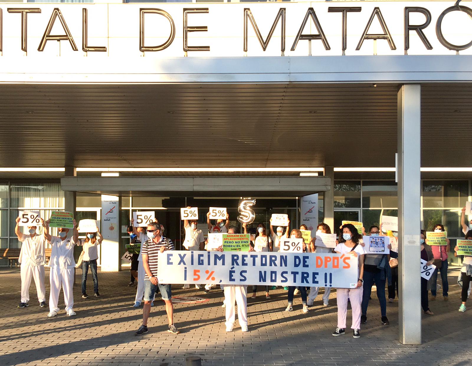 Un instant de la concentració a la porta de l'Hospital. Foto: CATAC