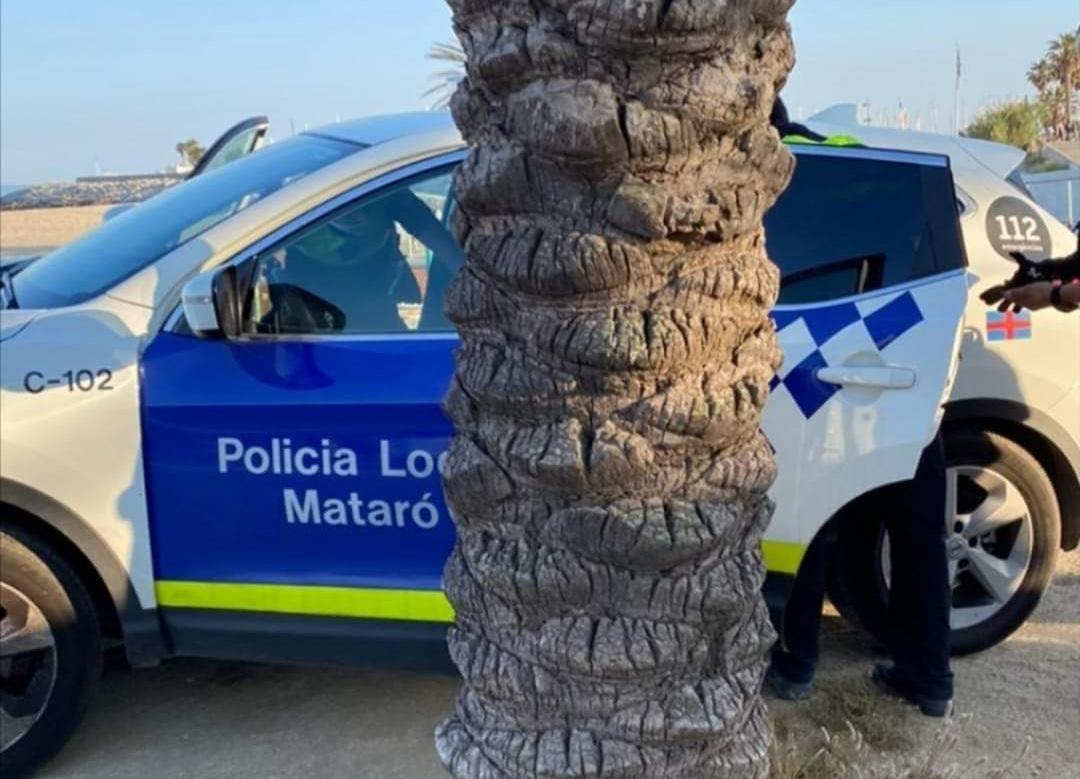 Policía Local de Mataró en la playa del Varador, donde fue detenido el presunto ladrón. Foto: Cerdanyola Directo