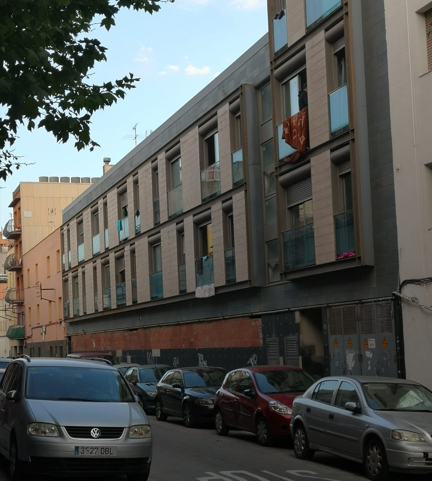 Ocupes al bloc de pisos  veïns al carrer Jaume I del barri de Cerdanyola de Mataró. Foto: AV Cerdanyola