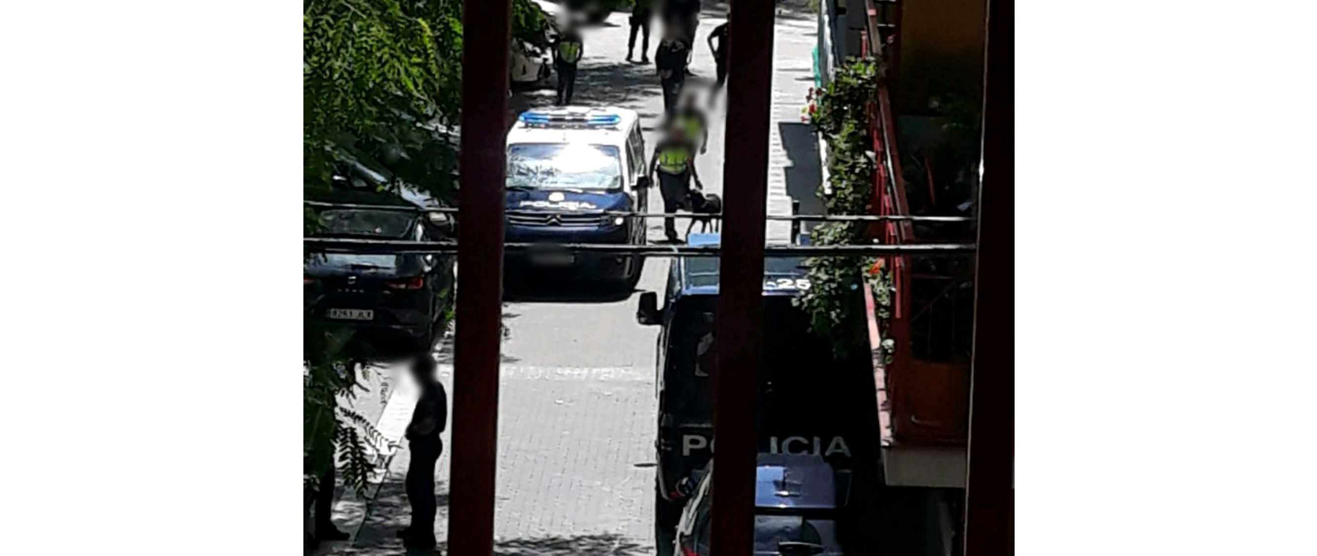 Vehicles i agents de la Policia Nacional al barri de Cerdanyola de Mataró. Foto: Cerdanyola Directo