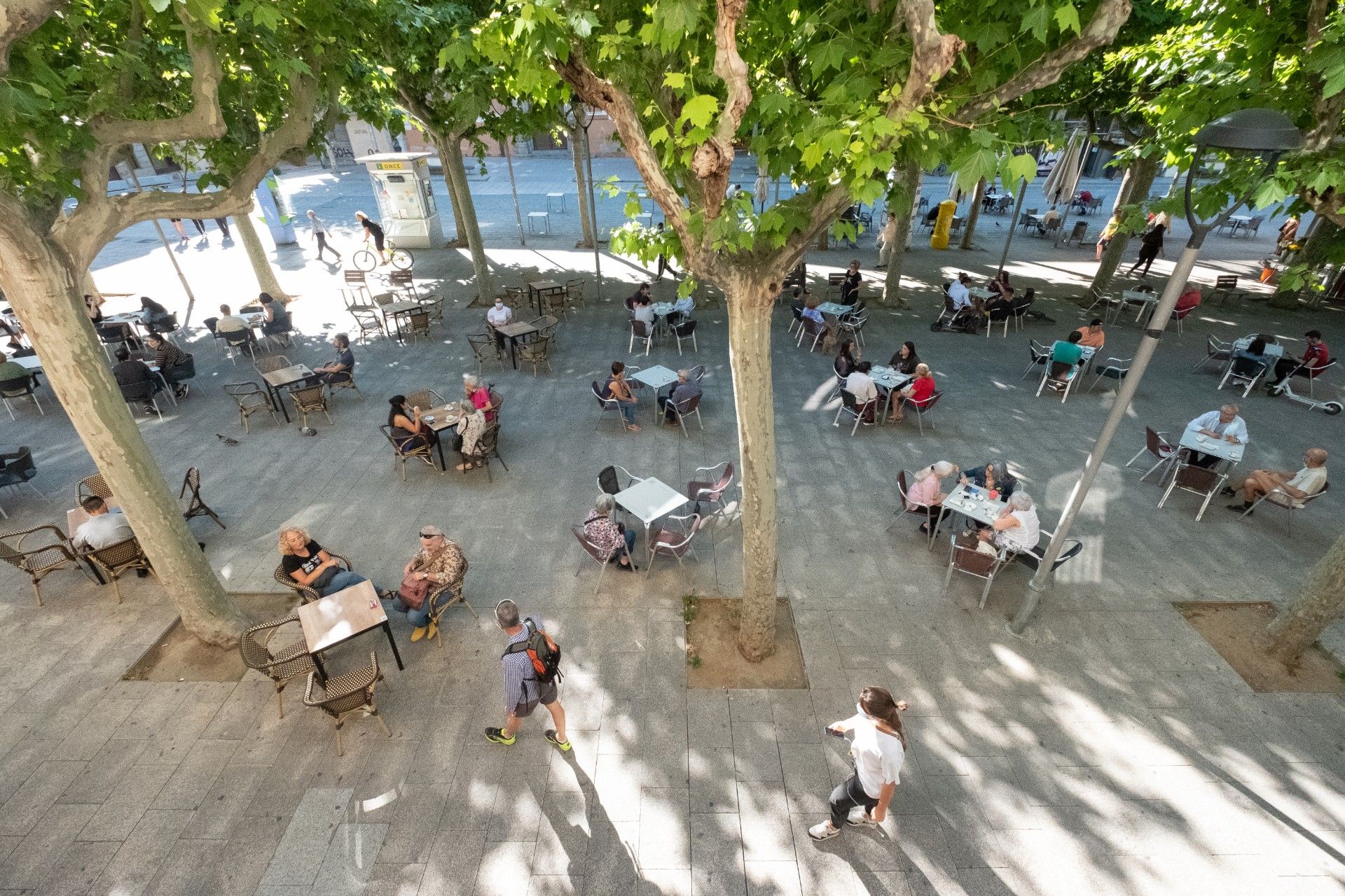 Gent reunida a terrasses a la plaça de Santa Anna de Mataró. Foto: R. Gallofré