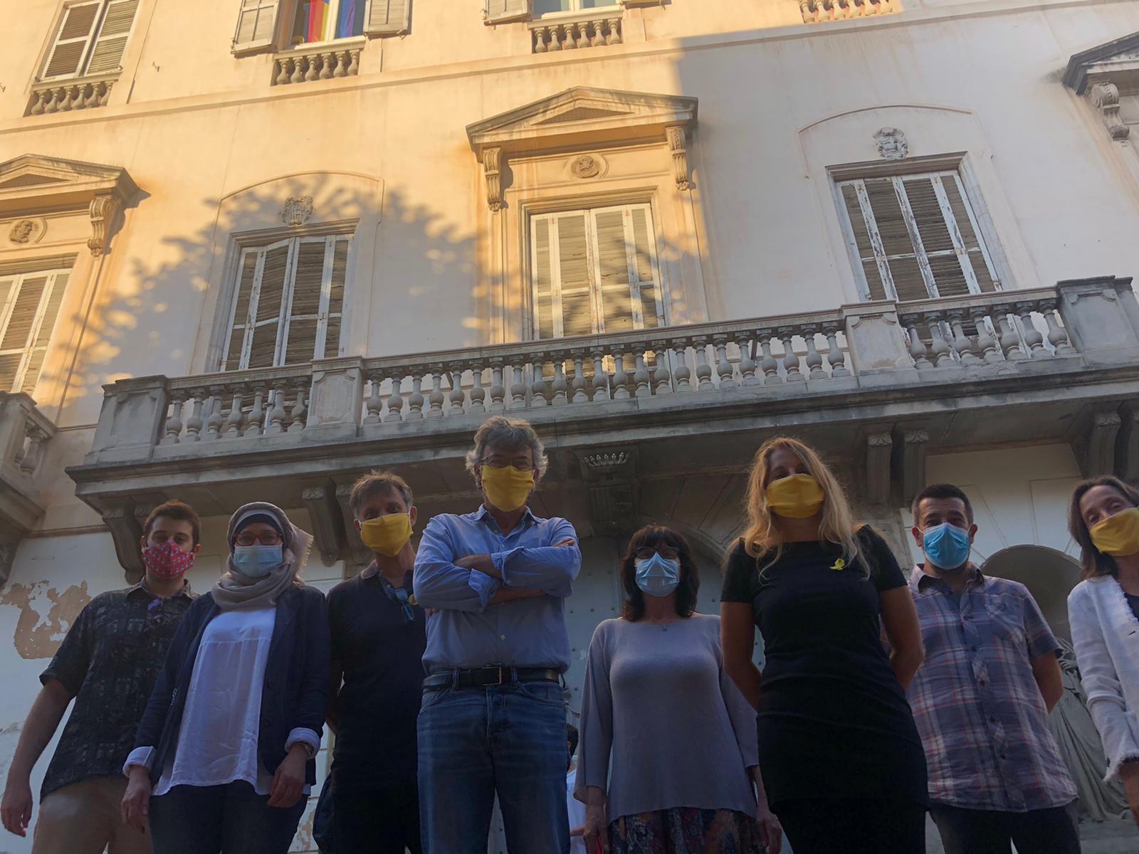 Los regidores de ERC en Mataró, fotografiados ante el Ayuntamiento