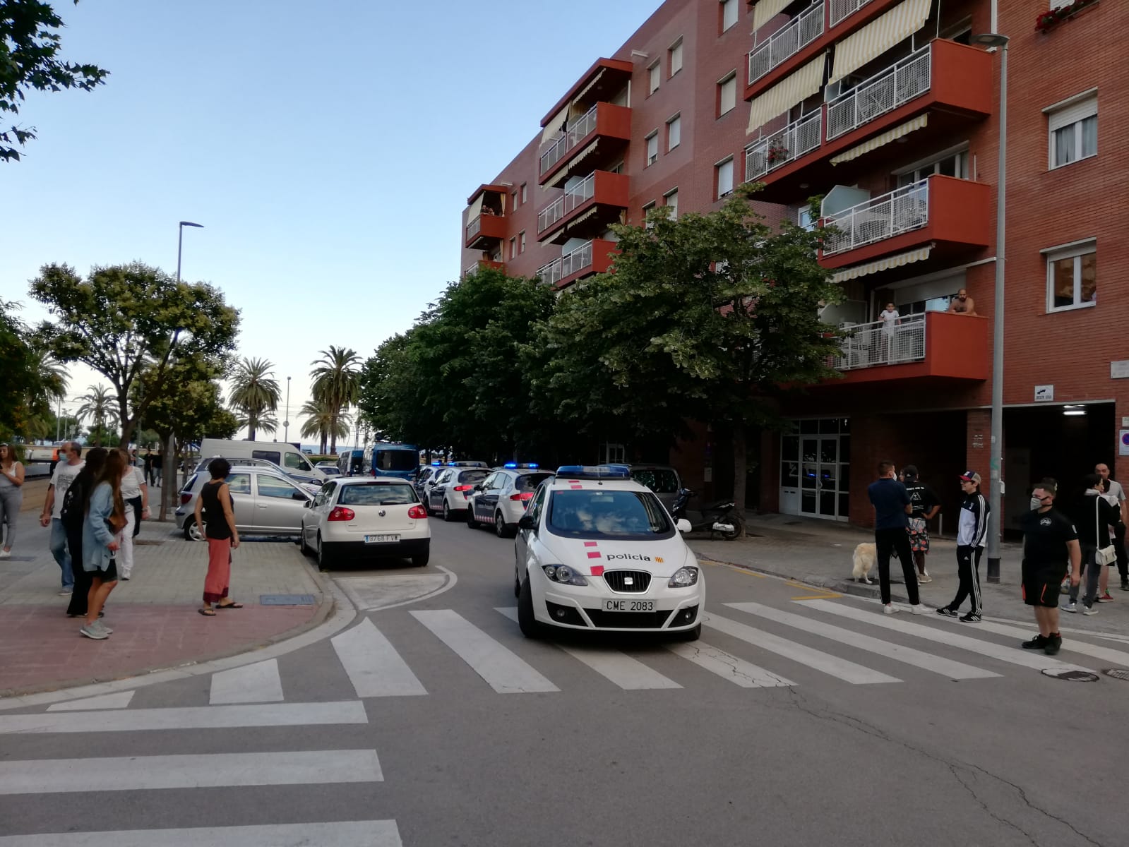 Mossos d'Esquadra al carrer Confraria de Sant Elm, on es troba el bar del barri de l'Havana de Mataró