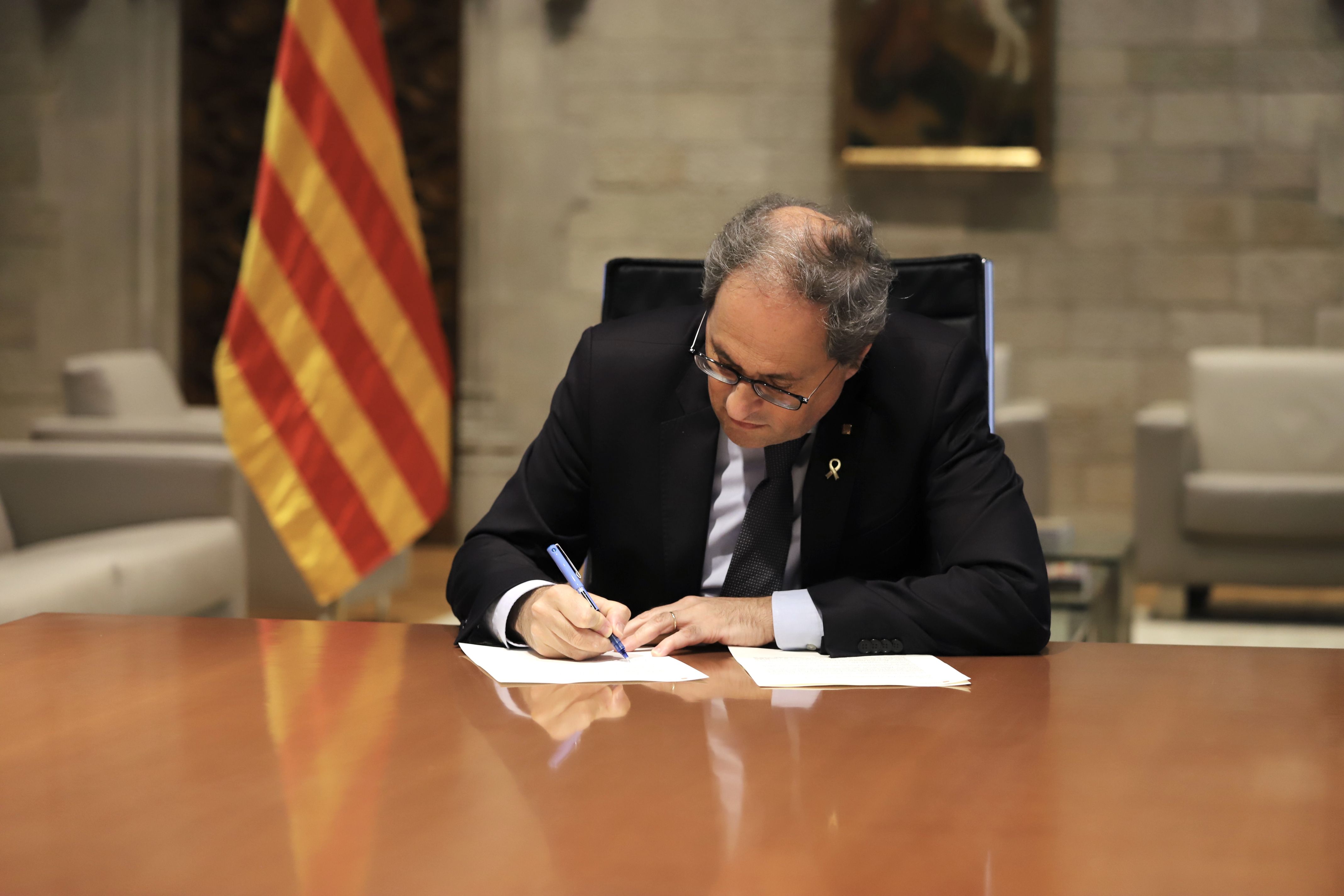 Quim Torra signant el decret que ha acabat amb la fase 3 i l'estat d'alarma