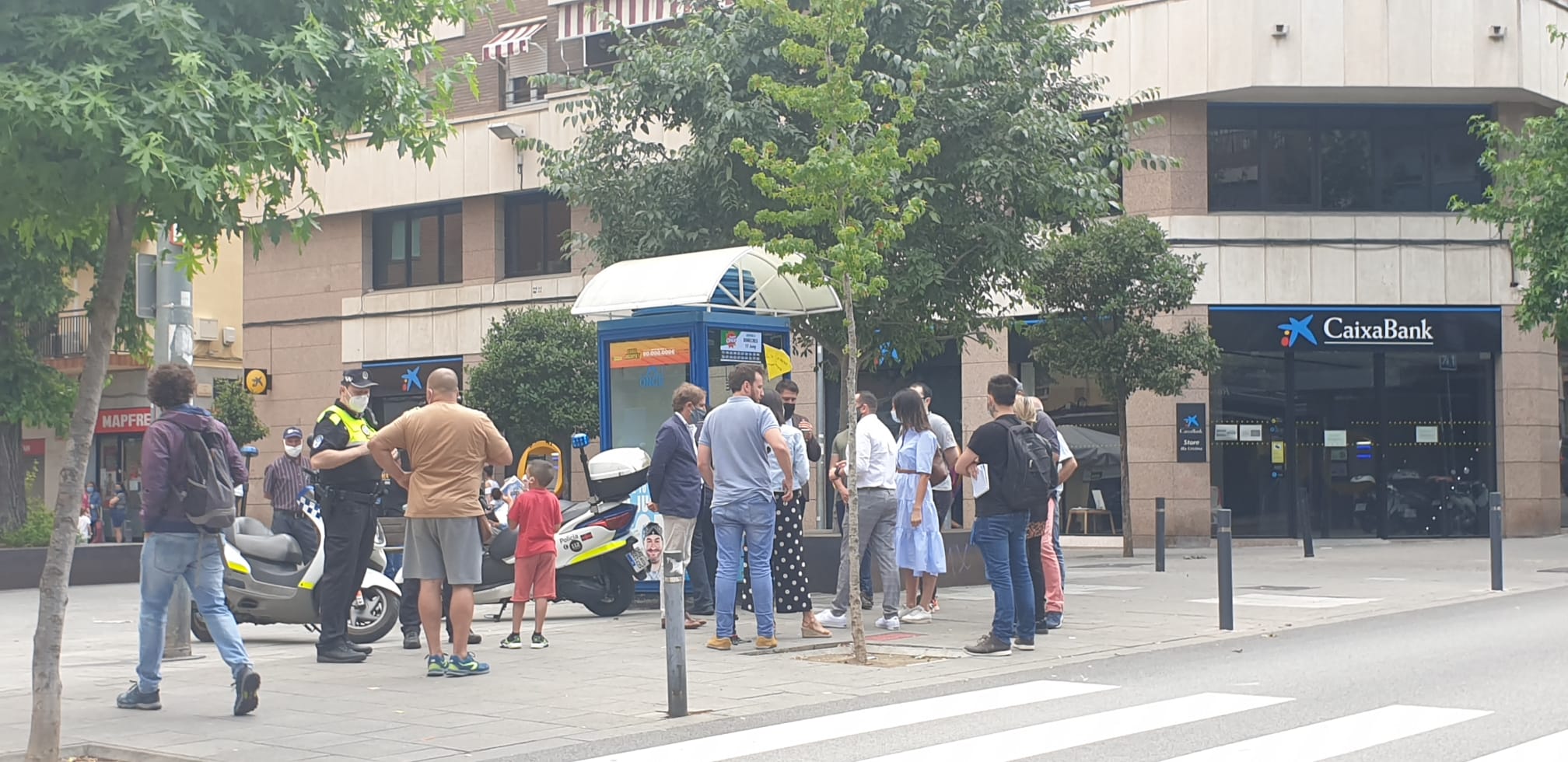 Membres de Vox a Cerdanyola, buscant rendibilitzar l'increment del malestar social. Foto: Raúl Yeste