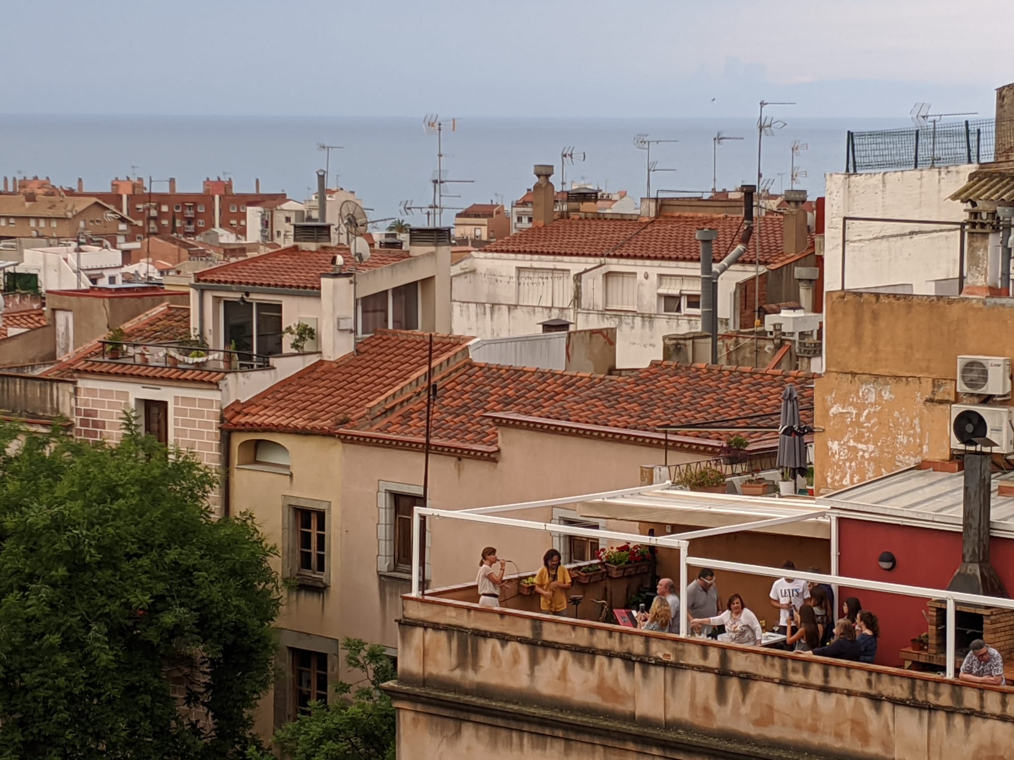 El concert de Txell Sust des d'un terrat de la Plaça Gran