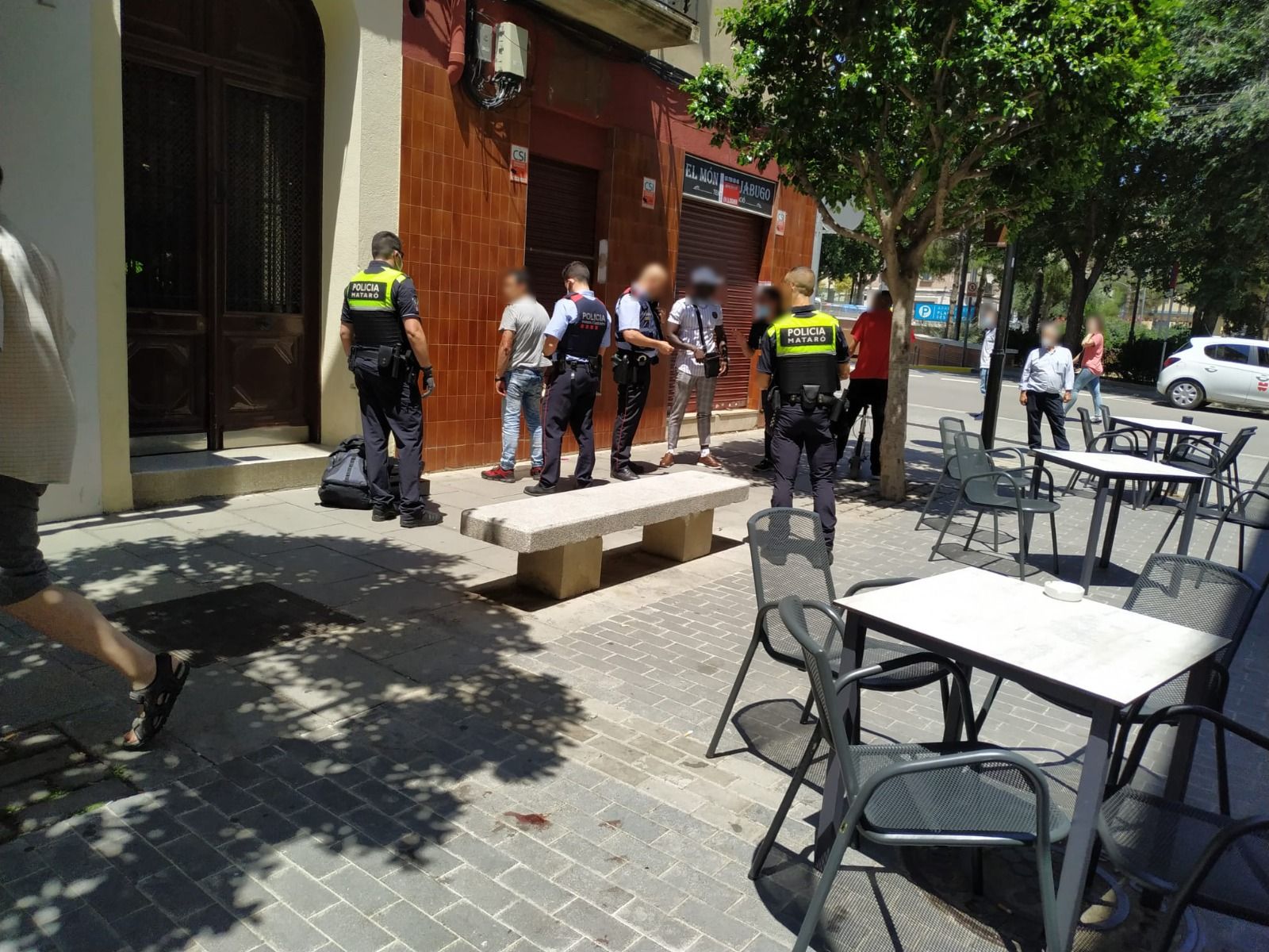 El moment de la detenció del presumpte lladre, retingut per vianants, que ara ha quedat en llibertat. Foto: V. B.