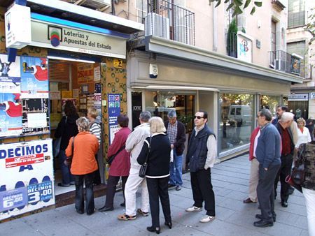 Cues davant l'administració de loteria nº 1 de Mataró.